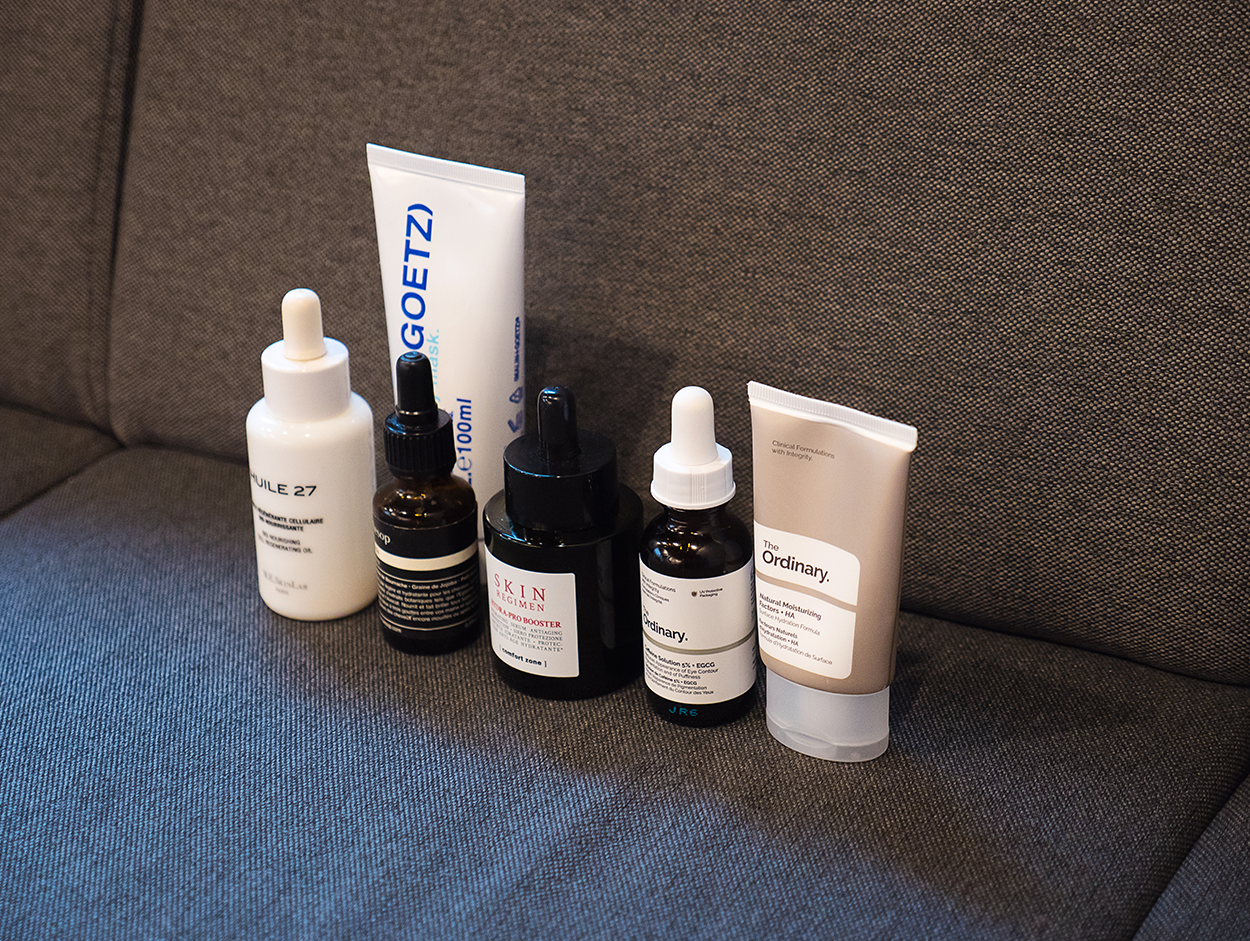МАСЛО HUILE 27, COSMETICS 27; ОЧИЩАЮЩАЯ МАСКА С ГЛИНОЙ MALIN + GOETZ; УВЛАЖНЯЮЩЕЕ МАСЛО ДЛЯ ВОЛОС AESOP; УВЛАЖНЯЮЩАЯ СЫВОРОТКА HYDRA-PRO BOOSTER, COMFORT ZONE; СЫВОРОТКА CAFFEINE SOLUTION 5% + EGCG; УВЛАЖНЯЮЩИЙ КРЕМ ДЛЯ ЛИЦА NATURAL MOISTURIZING FACTORS + HA, THE ORDINARY.