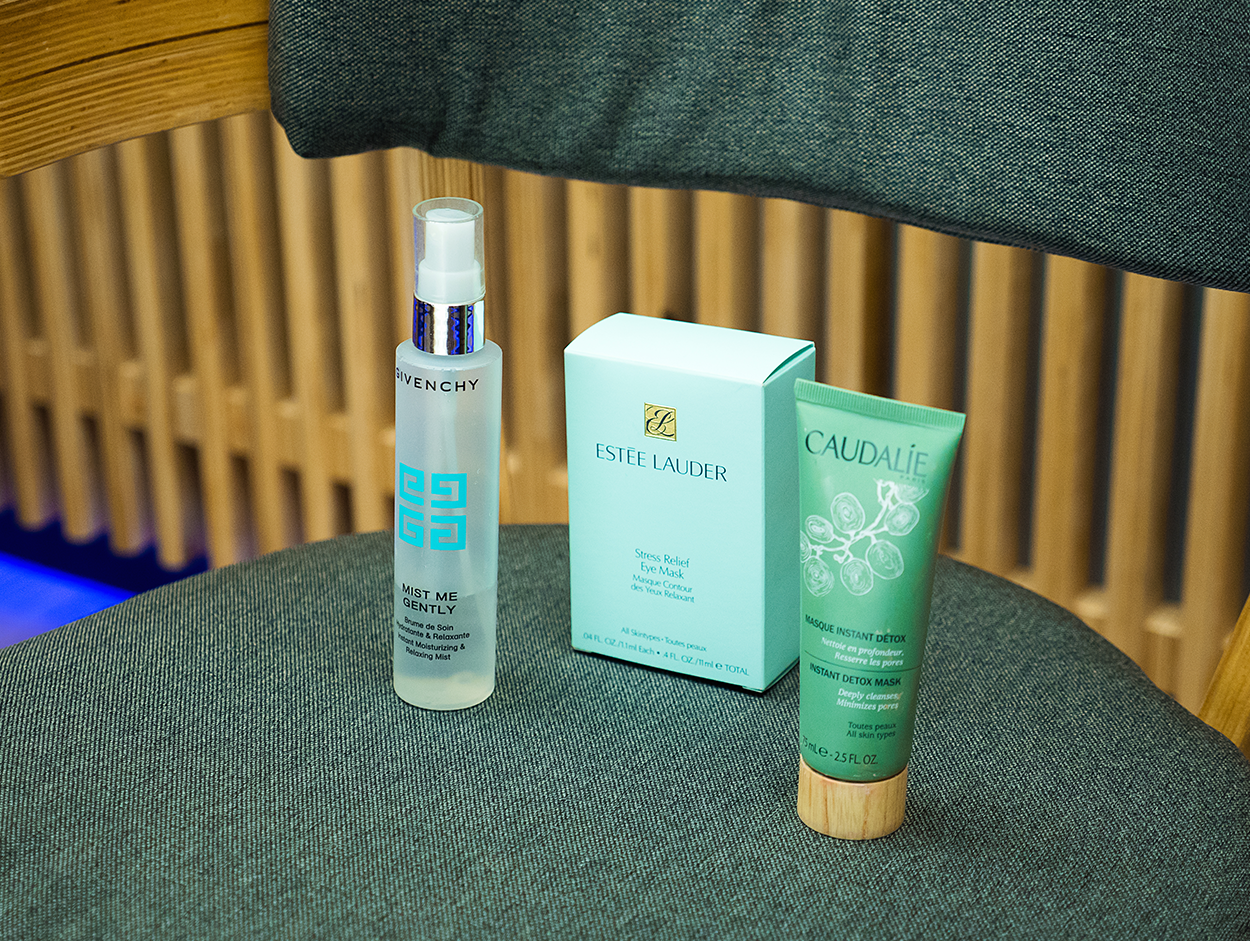 УВЛАЖНЯЮЩИЙ СПРЕЙ ДЛЯ ЛИЦА MIST ME GENTLY, GIVENCHY; ПАТЧИ STRESS RELIEF EYE MASK, ESTEE LAUDER; ОЧИЩАЮЩАЯ МАСКА INSTANT DETOX MASK, CAUDALIE.