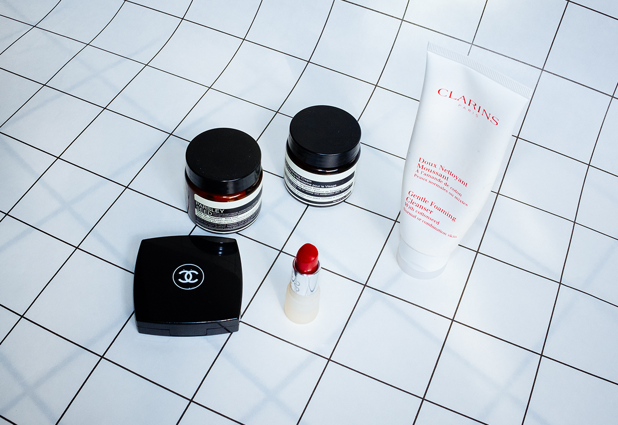 КОМПАКТНАЯ ПУДРА CHANEL; УВЛАЖНЯЮЩИЙ КРЕМ С АНТИОКСИДАНТАМИ PARSLEY SEED, AESOP; УВЛАЖНЯЮЩИЙ КРЕМ С ЭССЕНЦИАЛЬНЫМ МАСЛОМ МАНДАРИНА MANDARIN FACIAL HYDRATING CREAM, AESOP; МЯГКАЯ ОЧИЩАЮЩАЯ ПЕНА ДЛЯ ЛИЦА, CLARINS; ГУБНАЯ ПОМАДА USLU AIRLINES. 