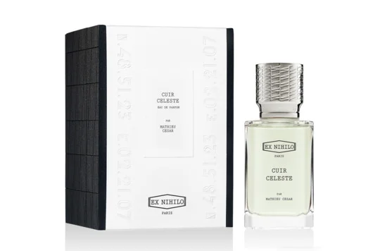 НОВЫЙ АРОМАТ EX NIHILO CUIR CELESTE ПАХНЕТ ПАХНЕТ КОЖЕЙ, СЛОВНО НОВАЯ ДОРОГАЯ СУМКА. КОЛЛЕКЦИЯ VISIONNAIRE, В КОТОРУЮ ОН ВОШЕЛ, – ЛИМИТИРОВАННАЯ, КАЖДЫЙ ОБРАЗЕЦ В НЕЙ ПОДПИСАН И ПРОНУМЕРОВАН. CUIR CELESTE – АРОМАТ-КОЛЛАБОРАЦИЯ С ФОТОГРАФОМ МАТЬЕ СЕСАРОМ, КОТОРЫЙ СНИМАЕТ ДЛЯ DAZED & CONFUSED И VOGUE PARIS. ОН ХОТЕЛ ВОССОЗДАТЬ ЗАПАХ ВИНТАЖНОЙ КУРТКИ-БОМБЕРА, ТОЛЬКО ЧТО ОТРЕМОНТИРОВАННОЙ В КУТЮРНОЙ МАСТЕРСКОЙ. CUIR CELESTE СКОРО В SANAHUNT.COM