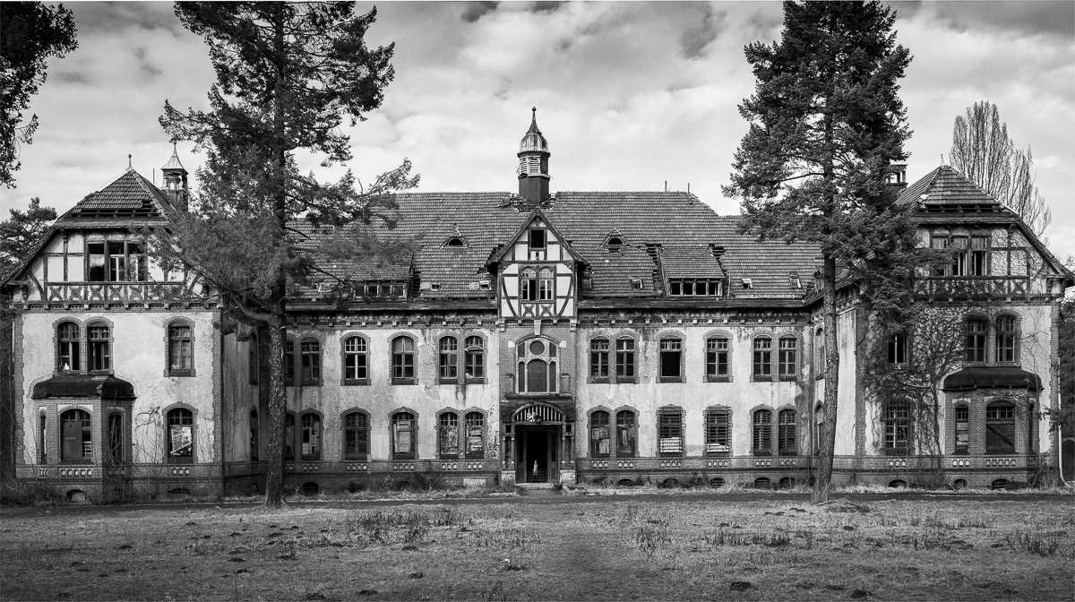 Haus B., photo composing, c-print/paper, 120x180 cm, 2016