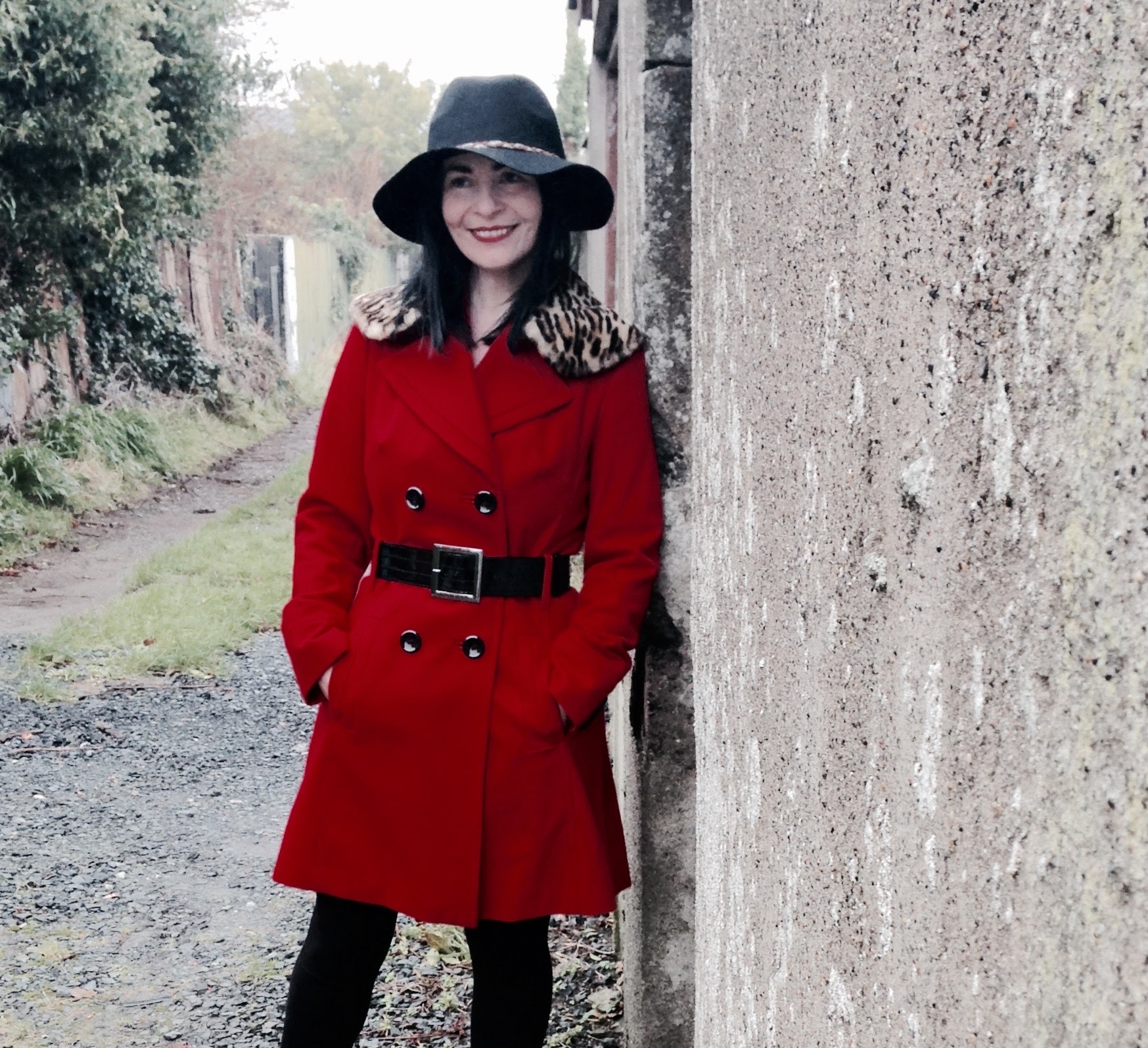 Powerful effect of RED! Leopard print collar 1960's vintage. LOVE this!