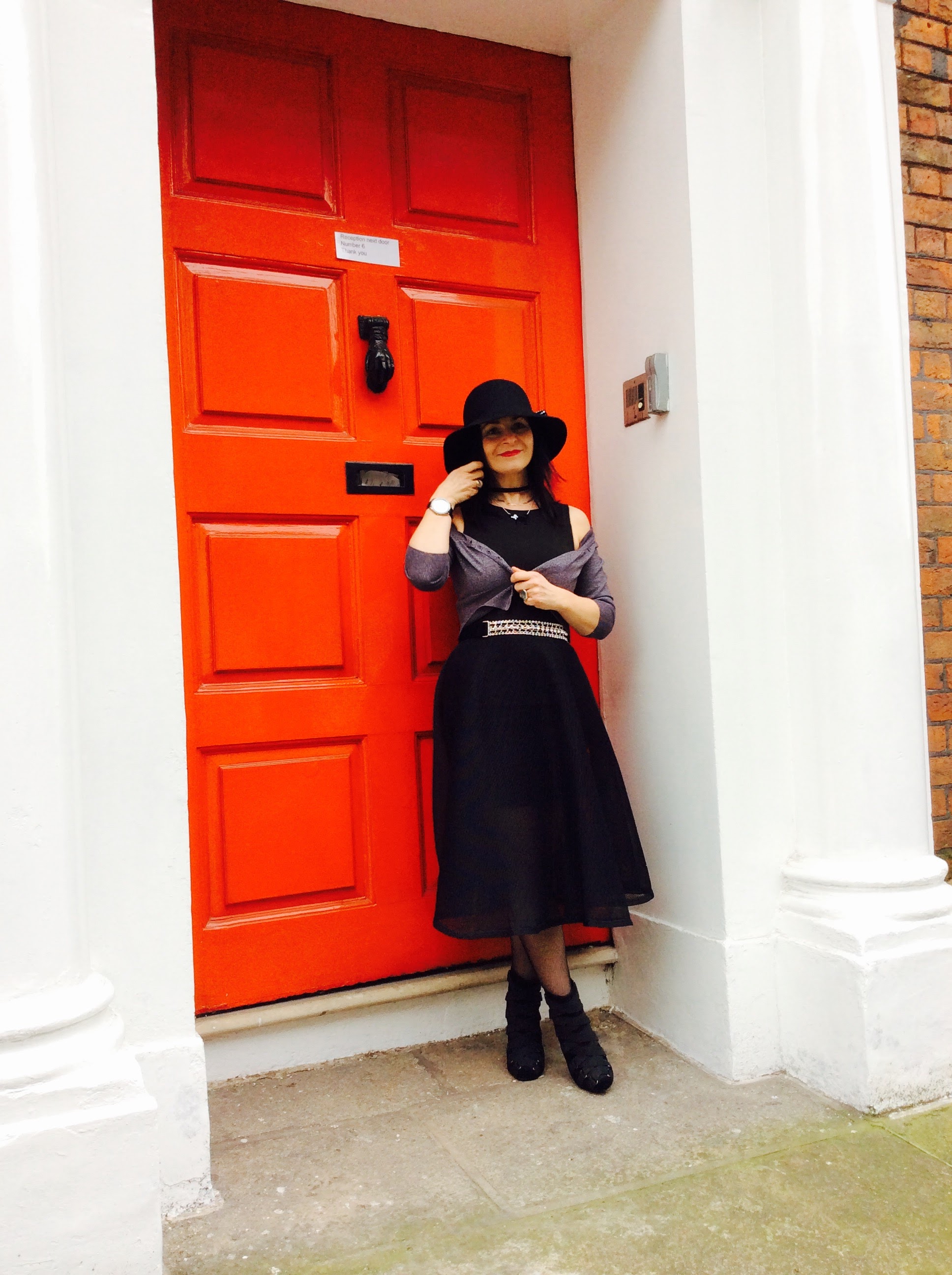 I wore a little vintage belt around my waist to give the dress a more Christmasy look. The belt (which is velvet and diamante) was bought in a thrift shop for 2 euro.............Enough said......... 