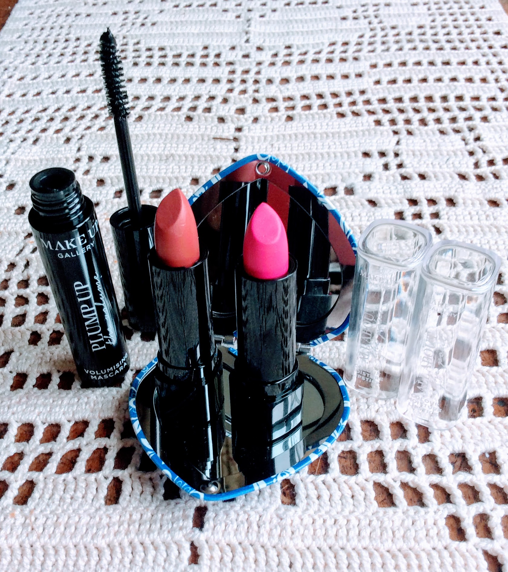 Now my post wouldn't be complete without a bargain or two thrown in. These fab cosmetics are from dealz ........a discount store here in ireland. The volume mascara is great and the lipsticks have a strong pigment and are also moisturising. i choose the shades naked brown and fuschia pink. the mirror compact is super cute too. all these retail at €1.49 each............ whats not to love.........