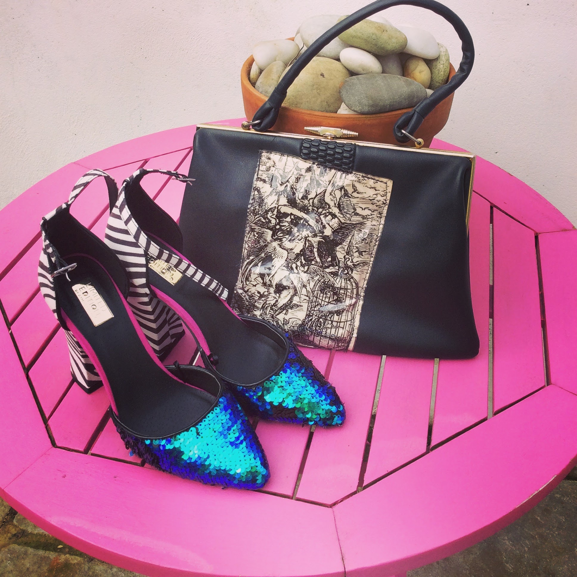 The bag a re-worked vintage piece from the fifties and the shoes ..........yes ..........a cheap purchase from Primark reduced to 7 euro....... (Its permissible as long as we keep a reign on our purchases)