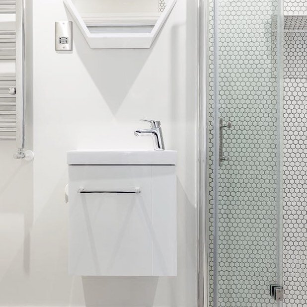 Making shapes...hexagons to be precise. Fresh ensuite ready to warm up in this &lsquo;spring&rsquo; weather with a hot 🚿
&bull;
&bull;
&bull;
#ensuitedesign #smallspaces #hexagontiles #showerroom #interiordesign #propertydevelopment #eastdulwich #du
