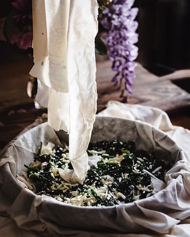 &ldquo;La cucina, &ccedil;iftliğin t&uuml;m hayatını d&ouml;nd&uuml;ren aba tekerlektir. Mutfağın duvarlarından biri olduğu gibi dev bir ocağa ayrılmıştır. Burada yemek pişirmek i&ccedil;in bir yığın fırın b&ouml;lmesi ve a&ccedil;ık ateşler vardır. 