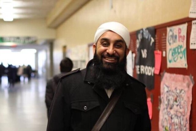 Sheikh Mohammed Ishtiaq Shaykh Ishtiaq was born and raised in Bradford, England. He was blessed with the opportunity to study at M'ahad al-Fath al-Islami in Damascus, Syria, where he spent 5 years. Shaykh Ishtiaq was then blessed with the opportunity to spend over six months in the illuminated city of Tarim, Hadramaut (Yemen) where he studied Dawah with notable teachers such as Shaykh Habib Umar bin Hafiz, and more. Shaykh Ishtiaq is known for his humor and humbleness.