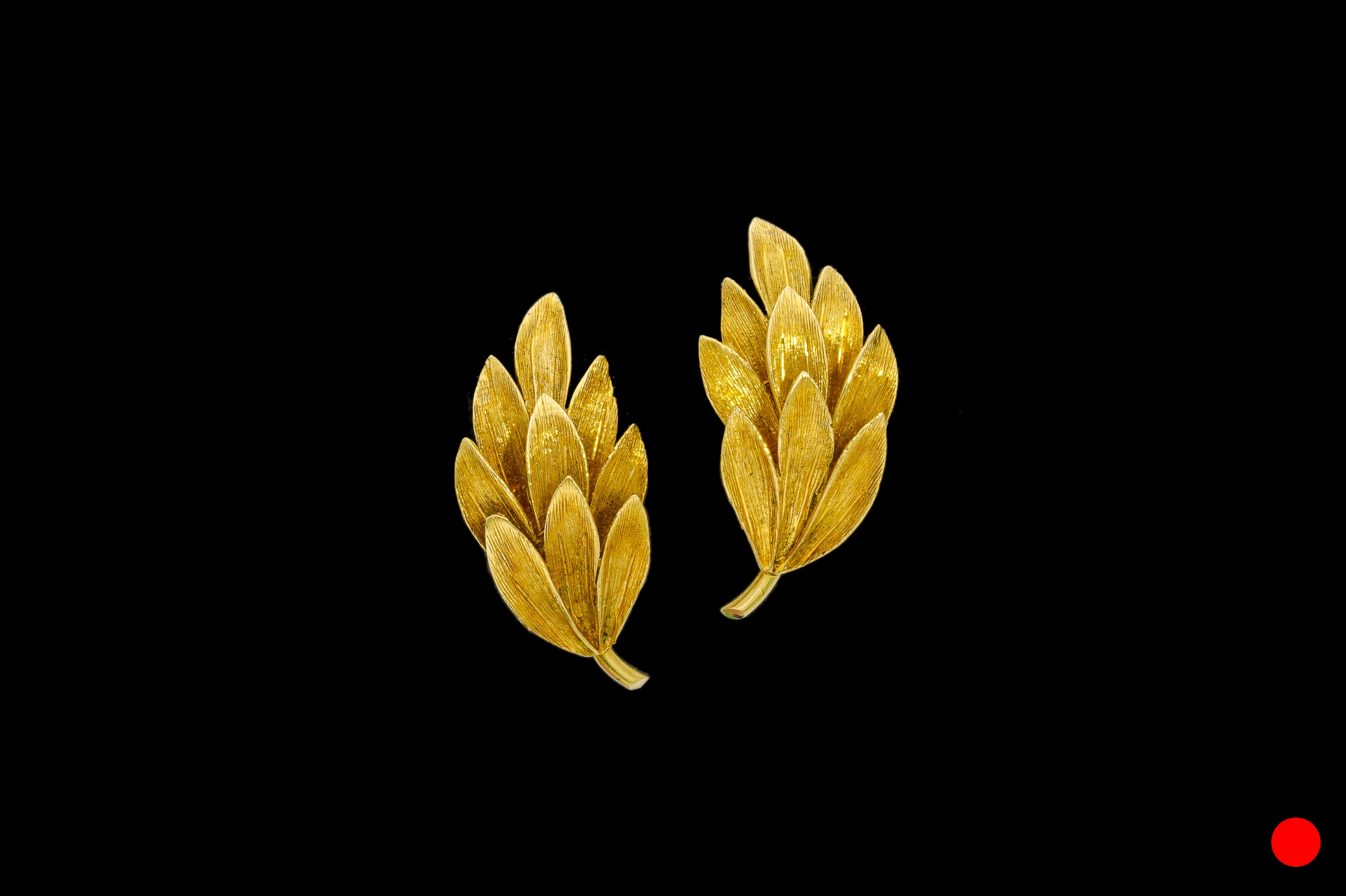 A delightful pair of 1980's 18ct yellow gold Florentine effect gold wreath clip earrings | £850