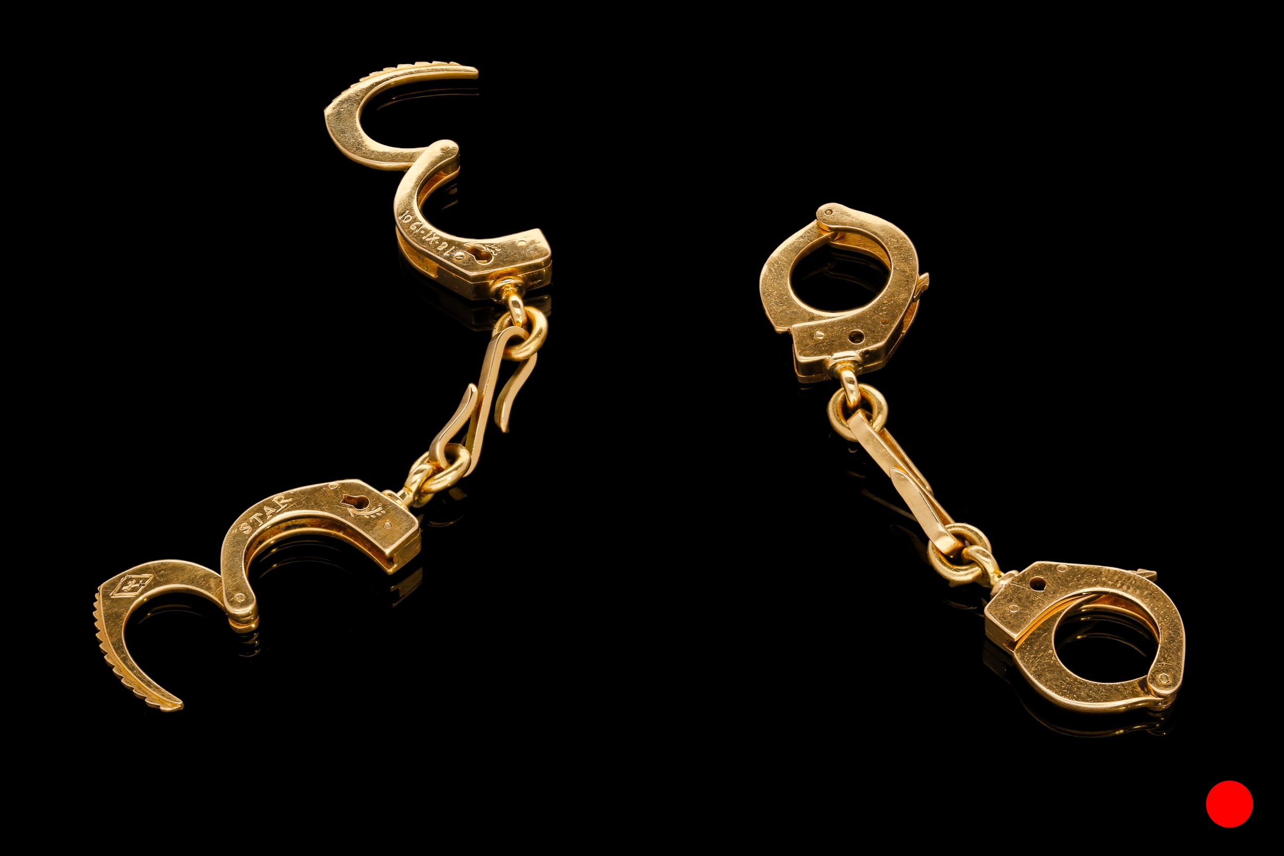 A yellow gold handcuff cufflinks | £100