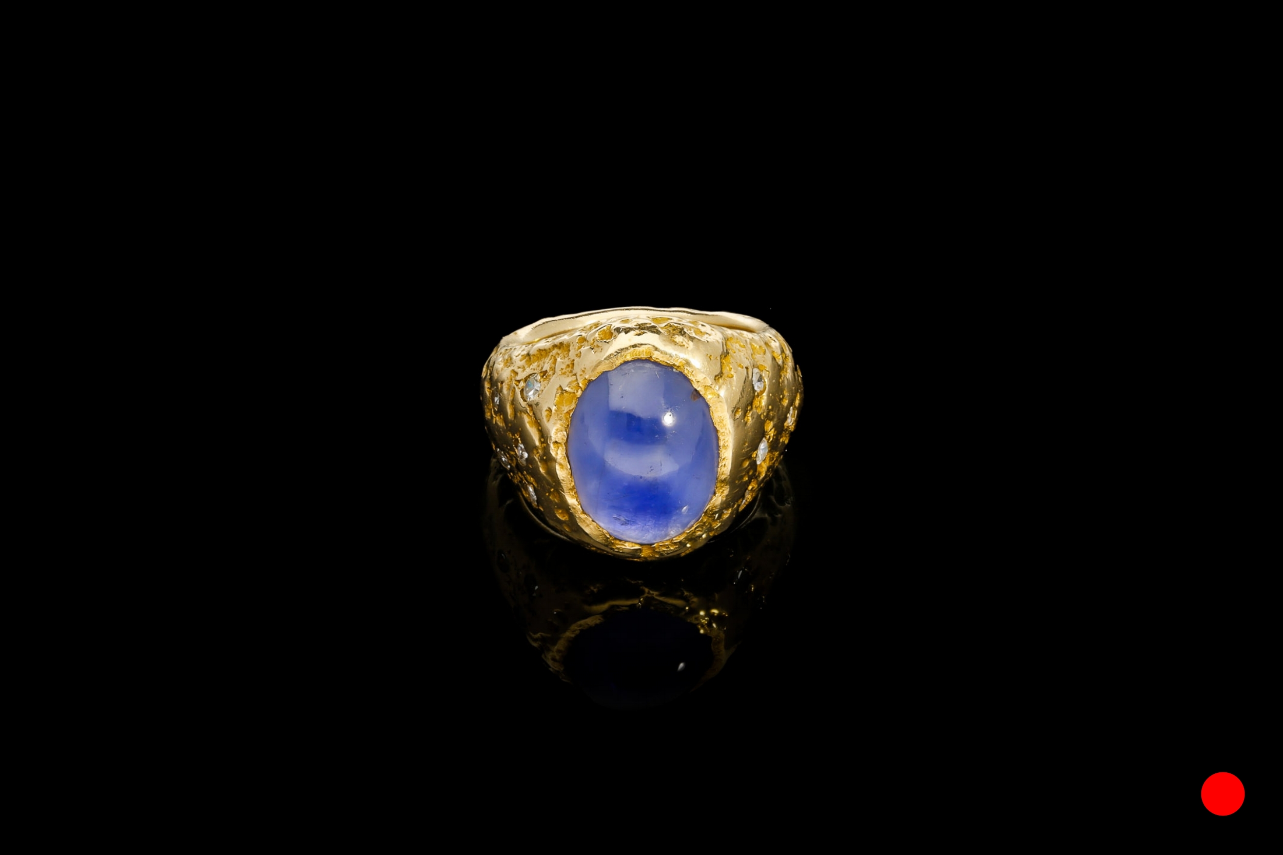 A beautiful oval cabochon star ring | £4770