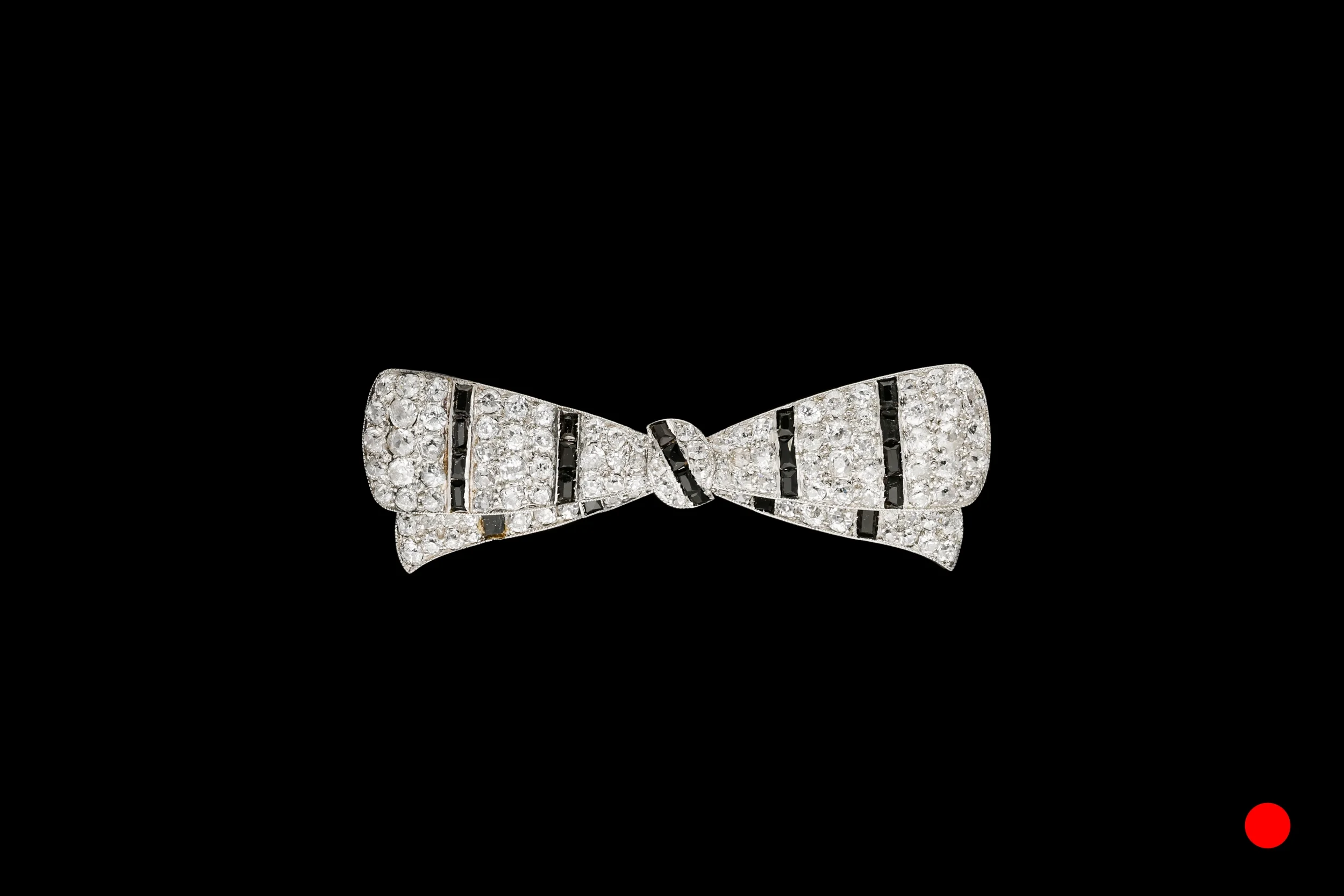 An Art Deco bow brooch | £4950