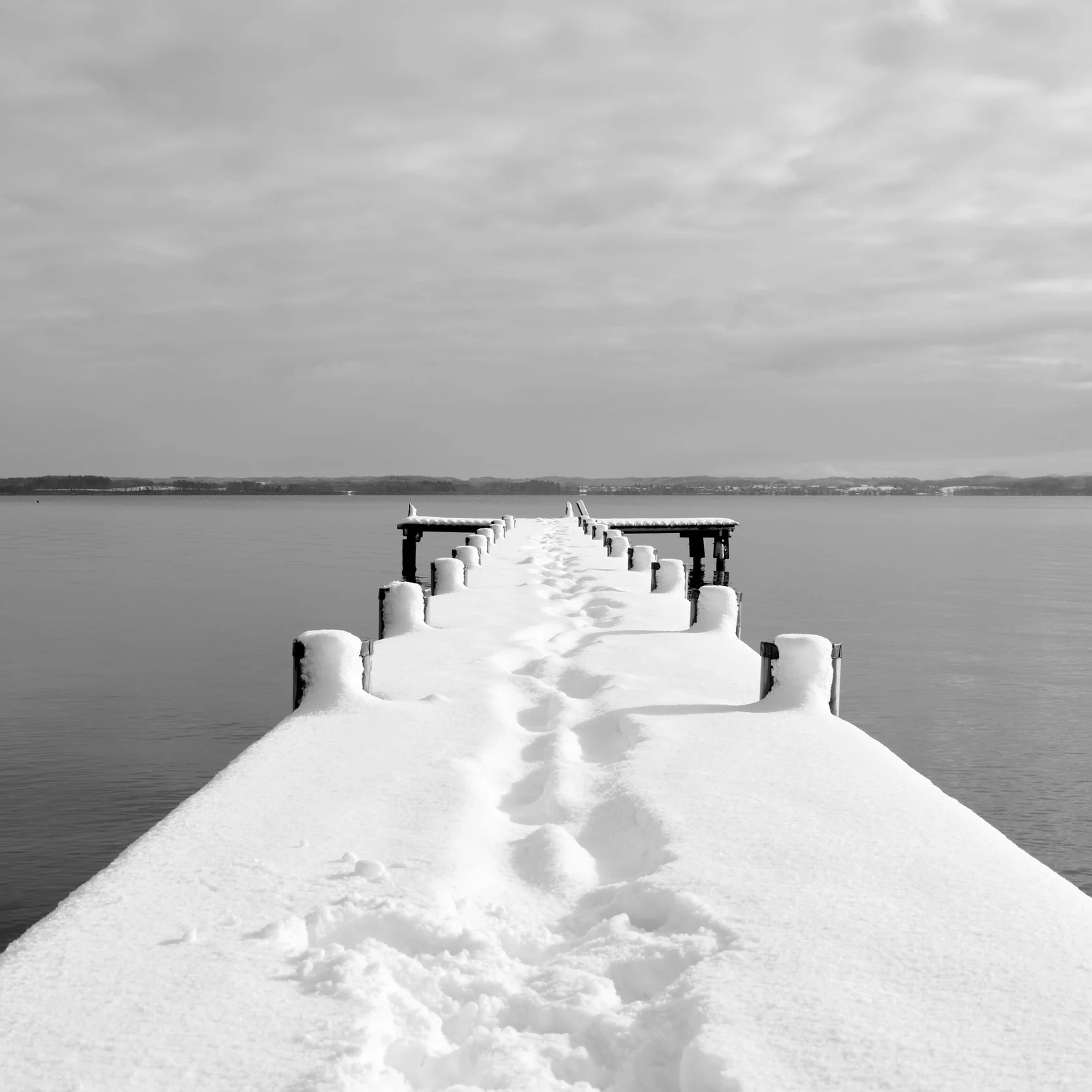 black-and-white-boardwalk-boat-276425.jpg