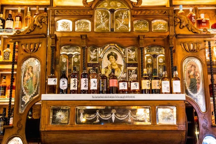 Oscar-Wilde-Bar-bottles-695x464-1.jpg