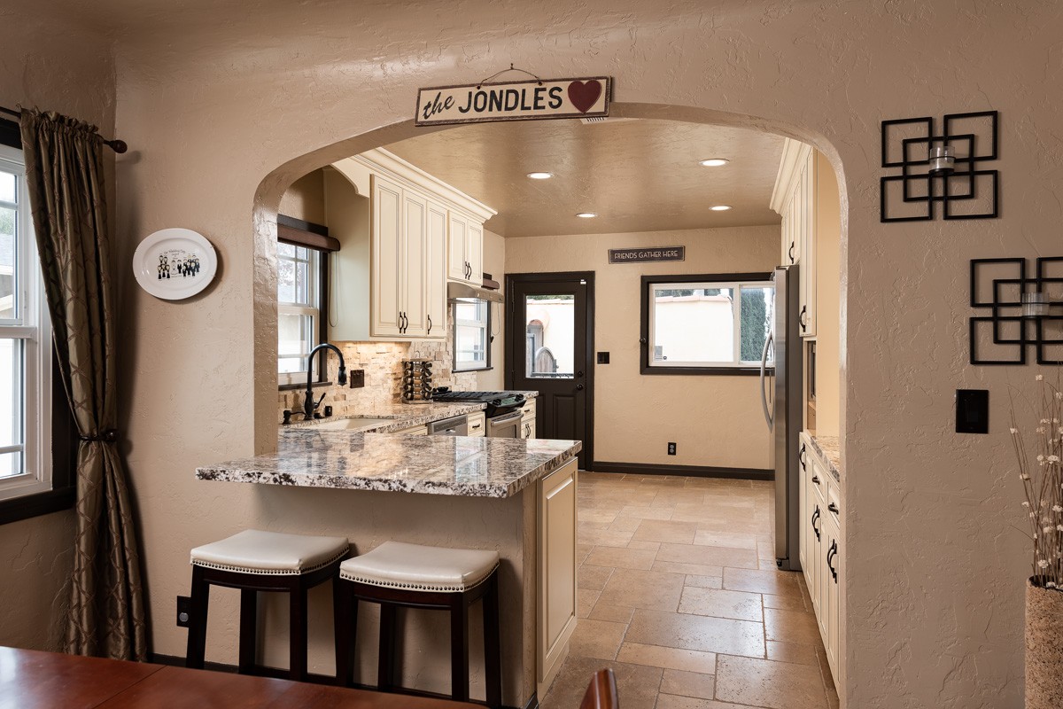 790 Cathart Ave 016-edited.jpg