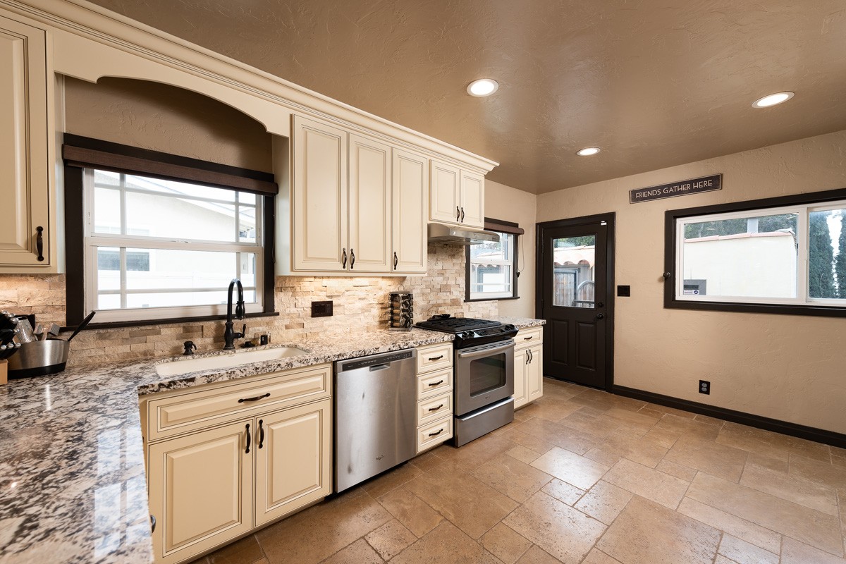 790 Cathart Ave 019-edited.jpg