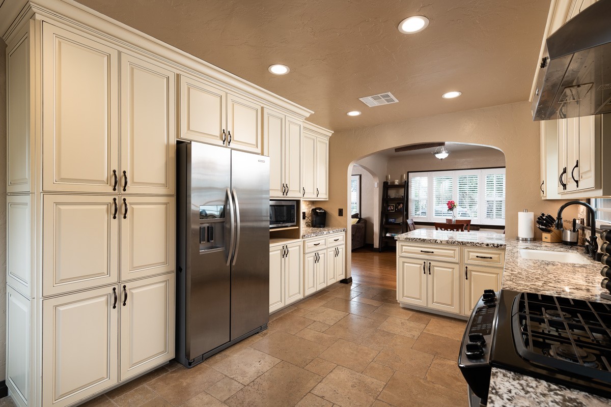 790 Cathart Ave 024-edited.jpg