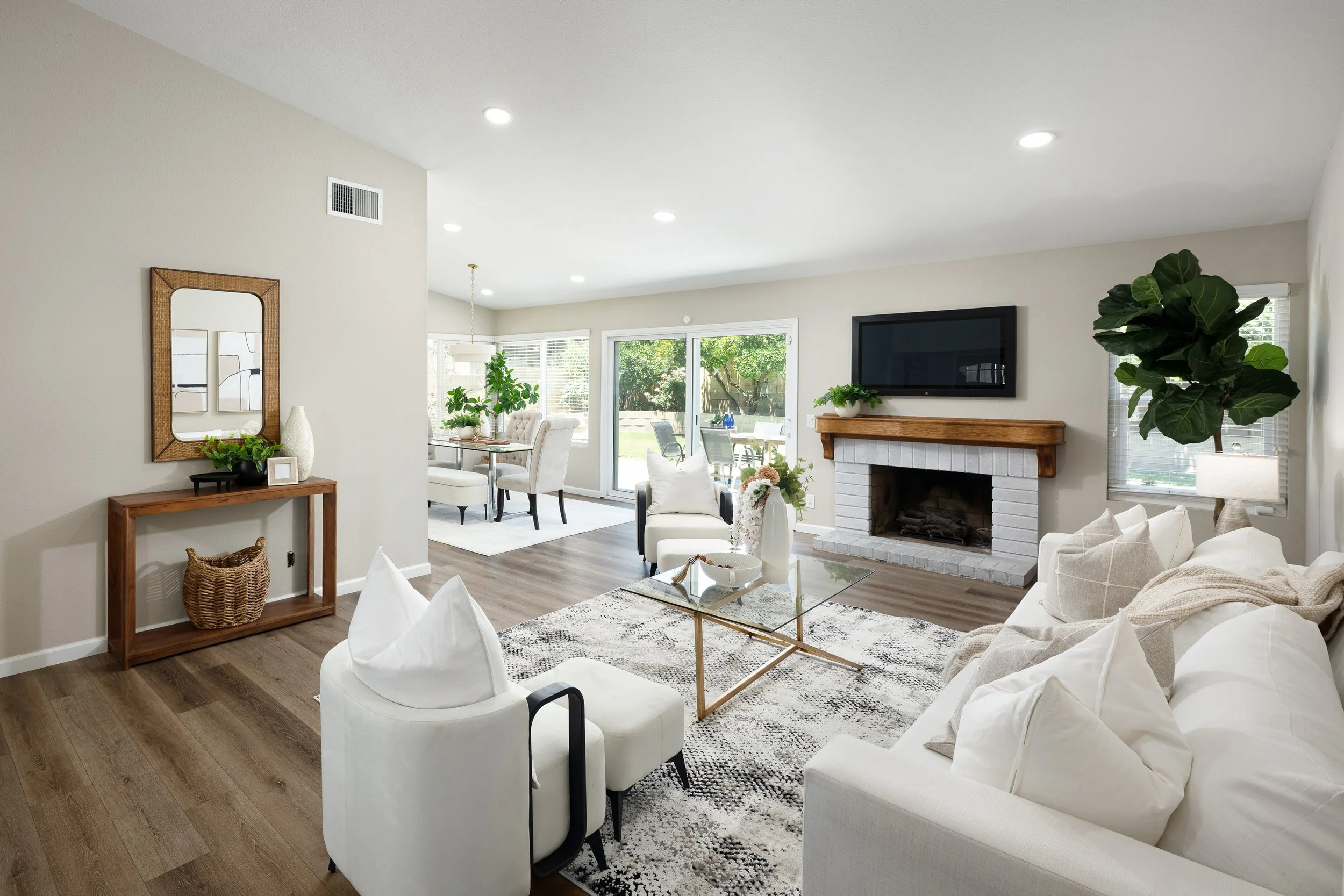 3133 N Driftwood St_08.jpg