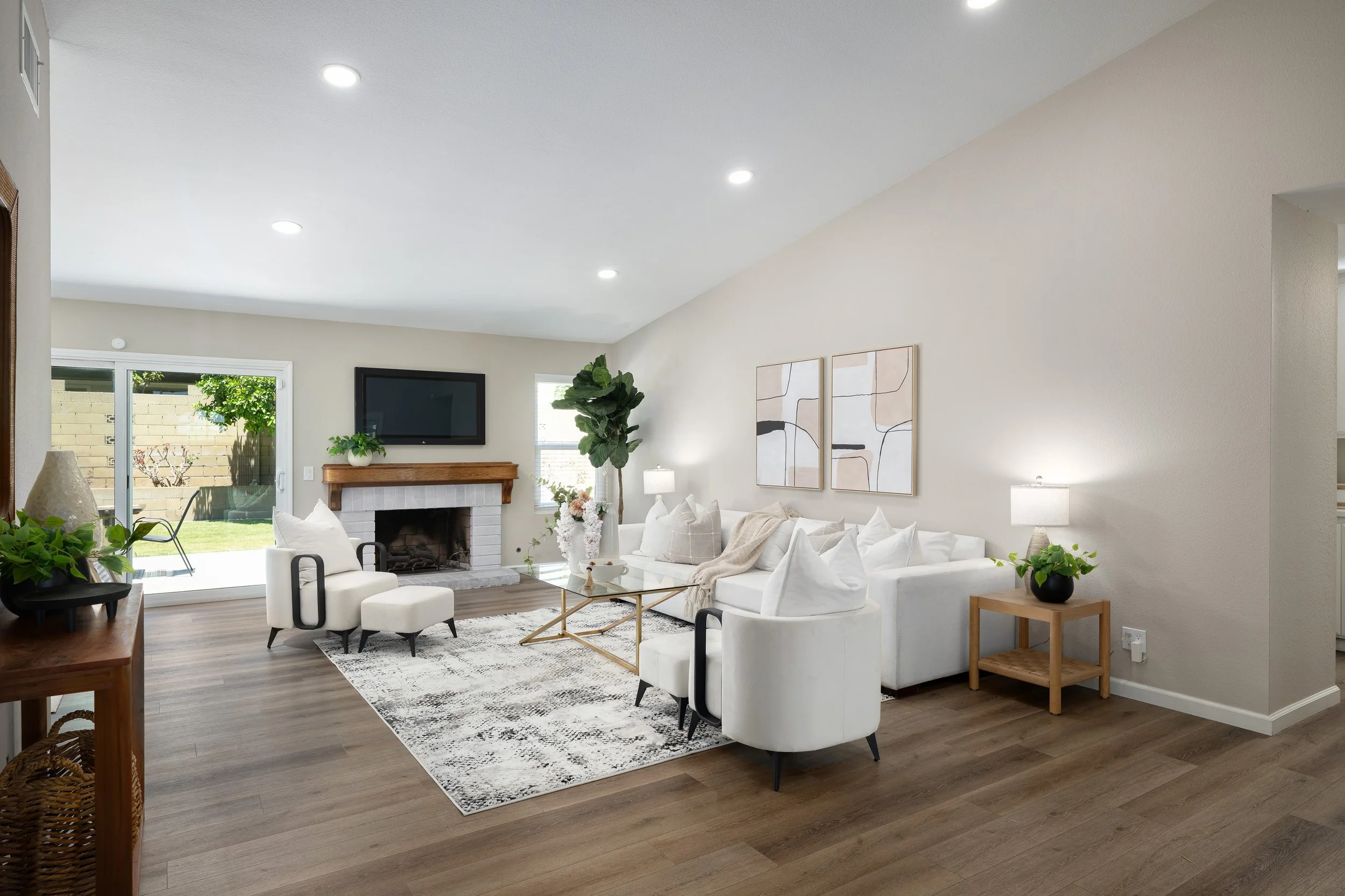 3133 N Driftwood St_07.jpg