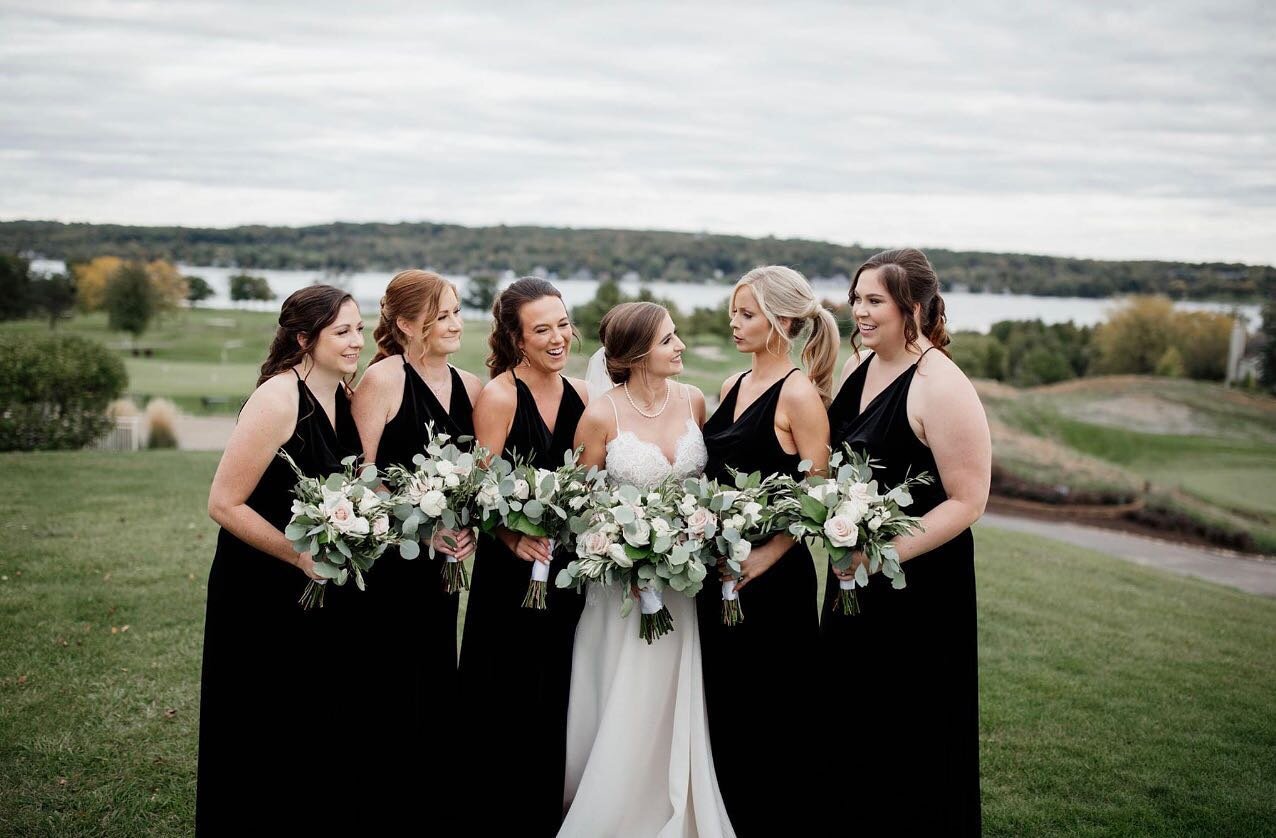 We love a chic bridal party🤍🖤
1/3

Hair: Maria &amp; Tanya
Makeup: Maria &amp; Tania