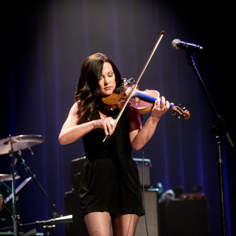 Amanda-Shires-Dylan-Fest-LIndseyBest-800x800.jpg