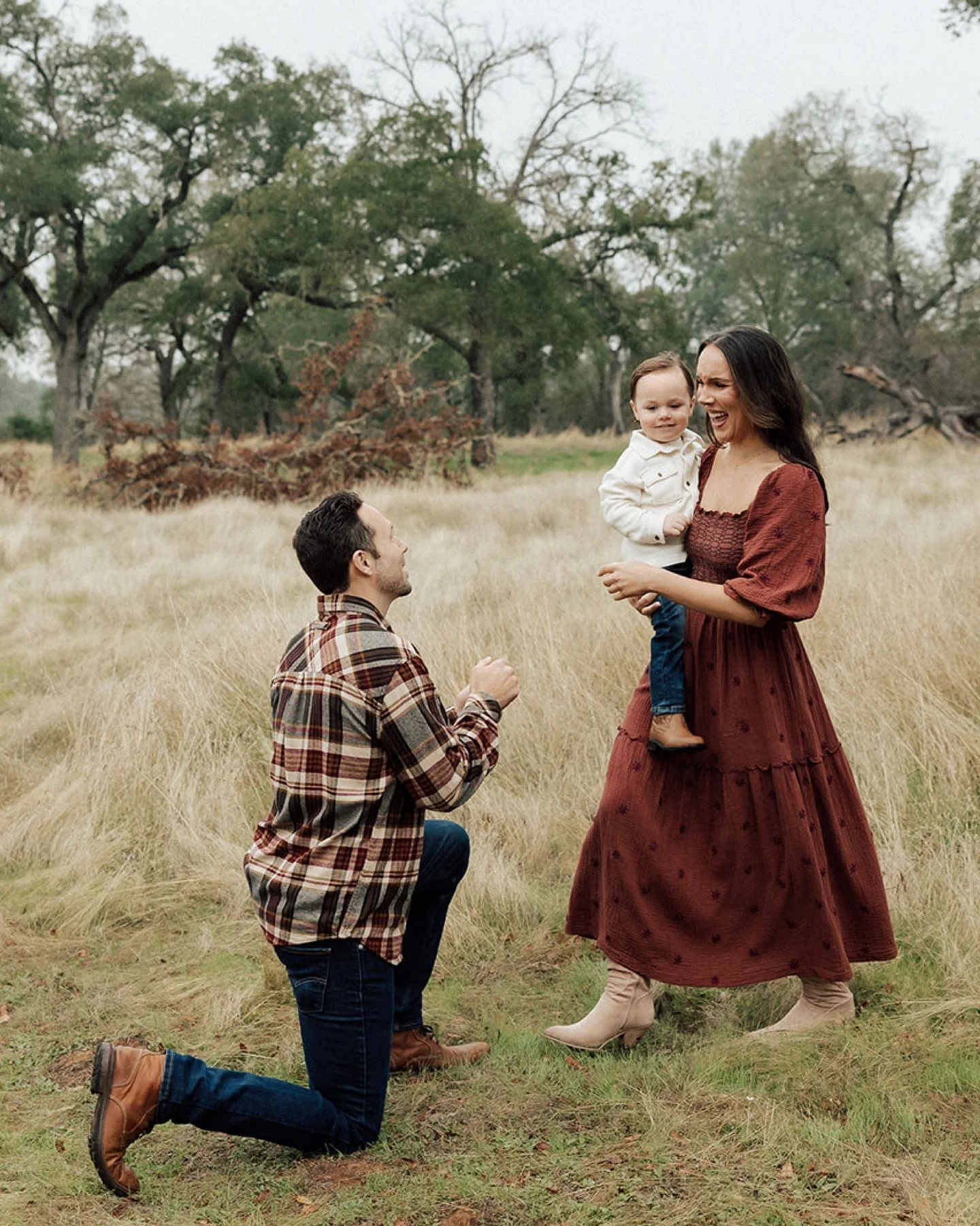 The sweetest mini family session turned into a surprise proposal 🥹 Kyle reached out a couple weeks before their shoot to let me know he was planning to propose, and we came up with the perfect plan to make it happen halfway through.

We still got a 