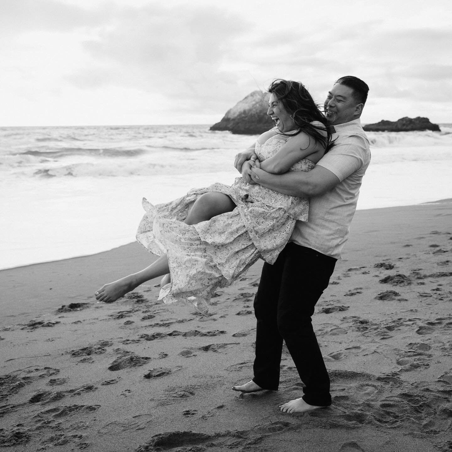 Engagement season is officially here!! 

I&rsquo;m absolutely loving all the messages from newly engaged couples and those starting to plan for 2026 and 2027! I&rsquo;ll be taking on just 1&ndash;2 weddings per month, so if you&rsquo;ve been thinking