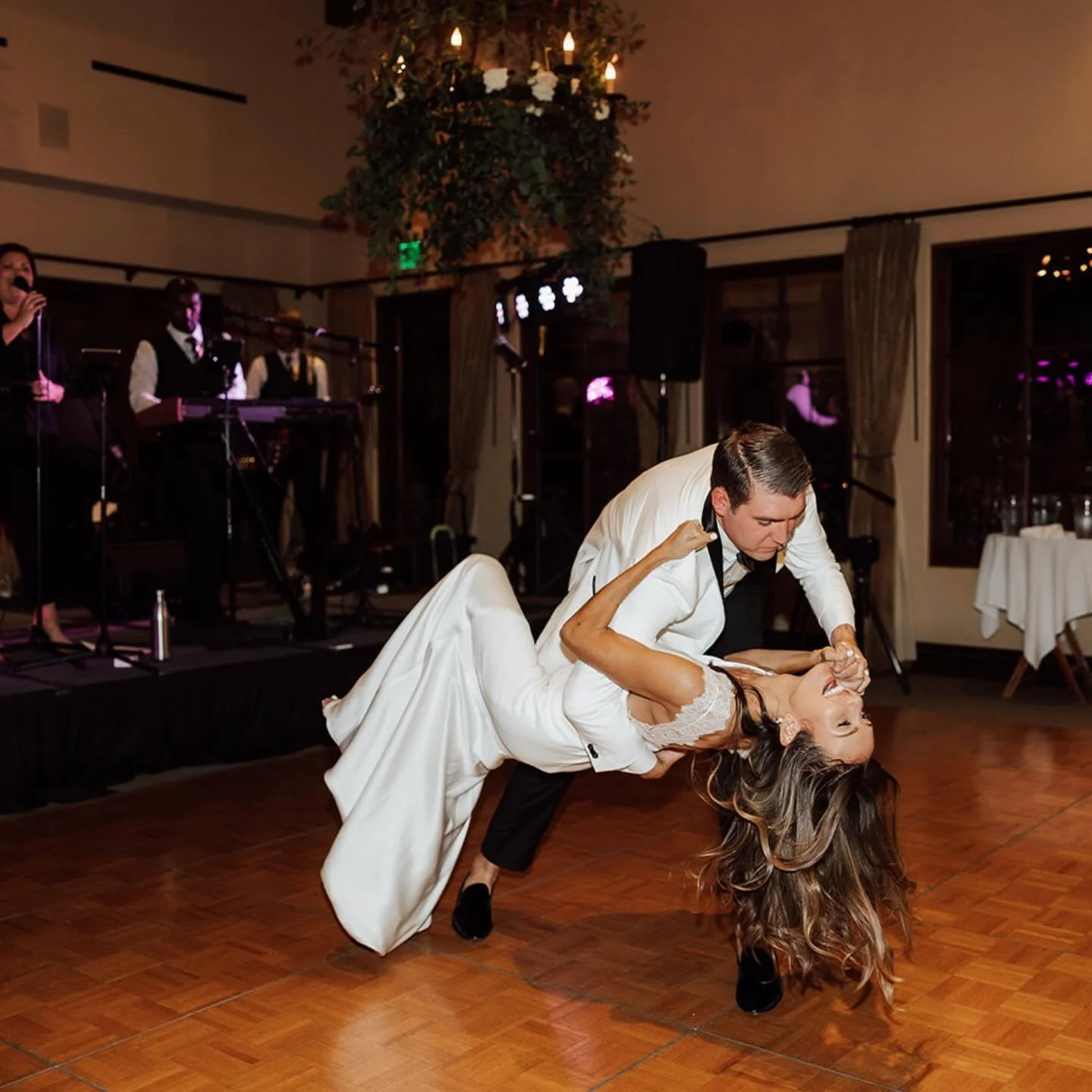 A live band just hits different 💥🎶

Photography: @nicolaleighphoto
HMU: @bellabridalnv
Floral: @poppystone 
Dress: @savannahmillerbridal
Venue: @sonomagolfclub 
Band: @vybesociety 
Planner: @orchardavenueevents 
Video: @azfilmcompany 

#sonomaweddi
