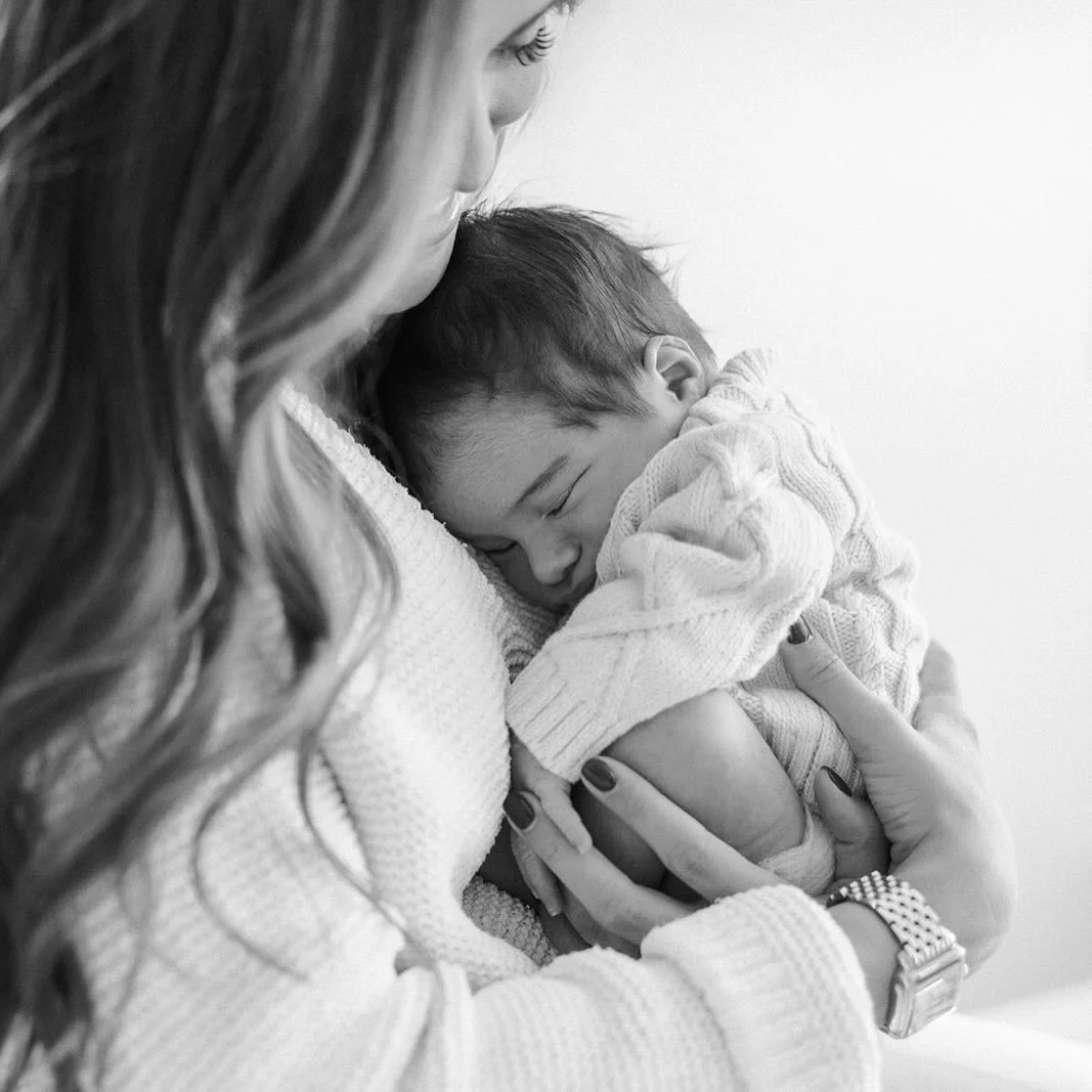 Soaking up every snuggle because, as all parents know, it truly goes by wayyy too fast. I love slow, intentional in-home sessions with no pressure, no weather worries, and no distractions. Just you and your lil fam, relaxed and comfy at home.

Newbor