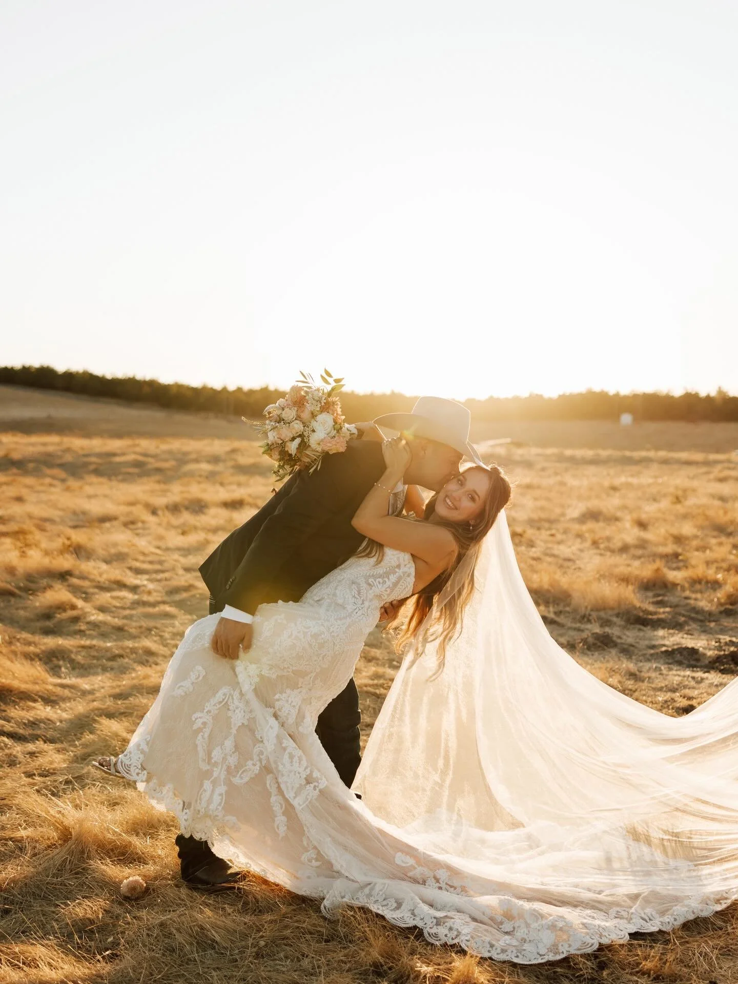 Golden hour with Ashley + Dustin ✨

-
Photography: @nicolaleighphoto
HMU: @houseofglampro 
Floral: @silveriasflowers 
Dress: @janenesbridal 
Venue: @cartervalleyranch 
DJ: @iamsugashane 
Planner: @burnercustomdesigns_events 
Video: @stillwater_weddin