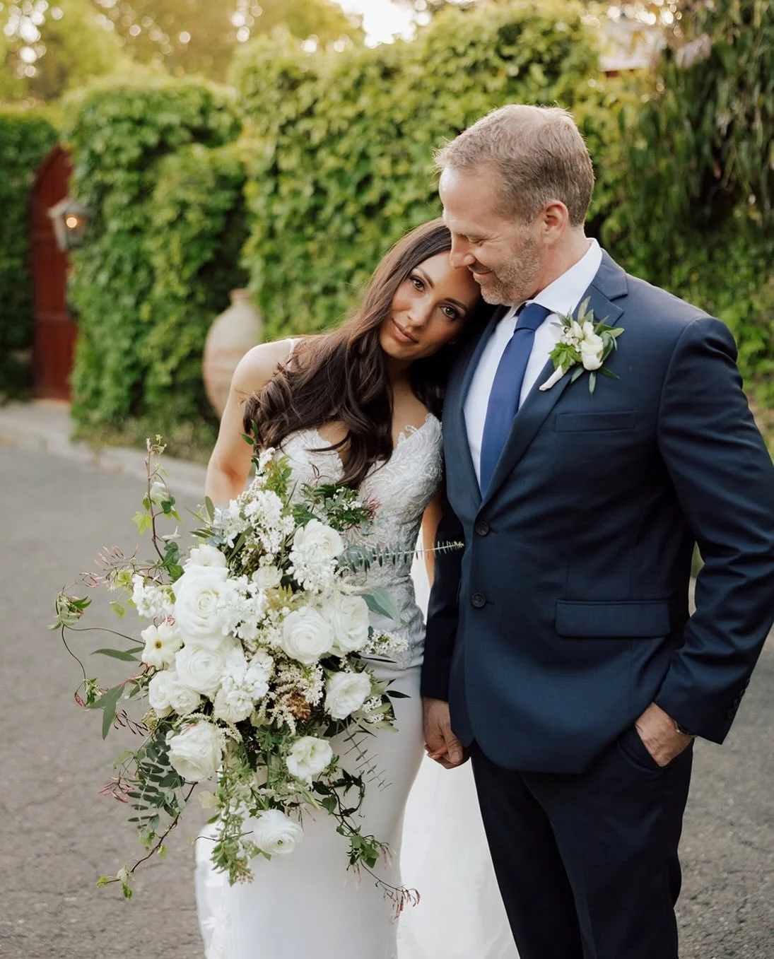 How beautiful is this bouquet by @vandafloraldesign?! I just know Nicole had some serious arm pump after carrying this around all day but SO worth it! 

-
Photography: @nicolaleighphoto
HMU: @bykristinacurtis 
Floral: @vandafloraldesign 
Dress: @flar