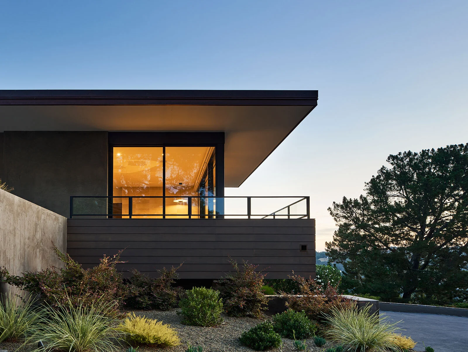 Cantilever balcony with glass railing, mid-century-modern home renovation in Lafayette, California