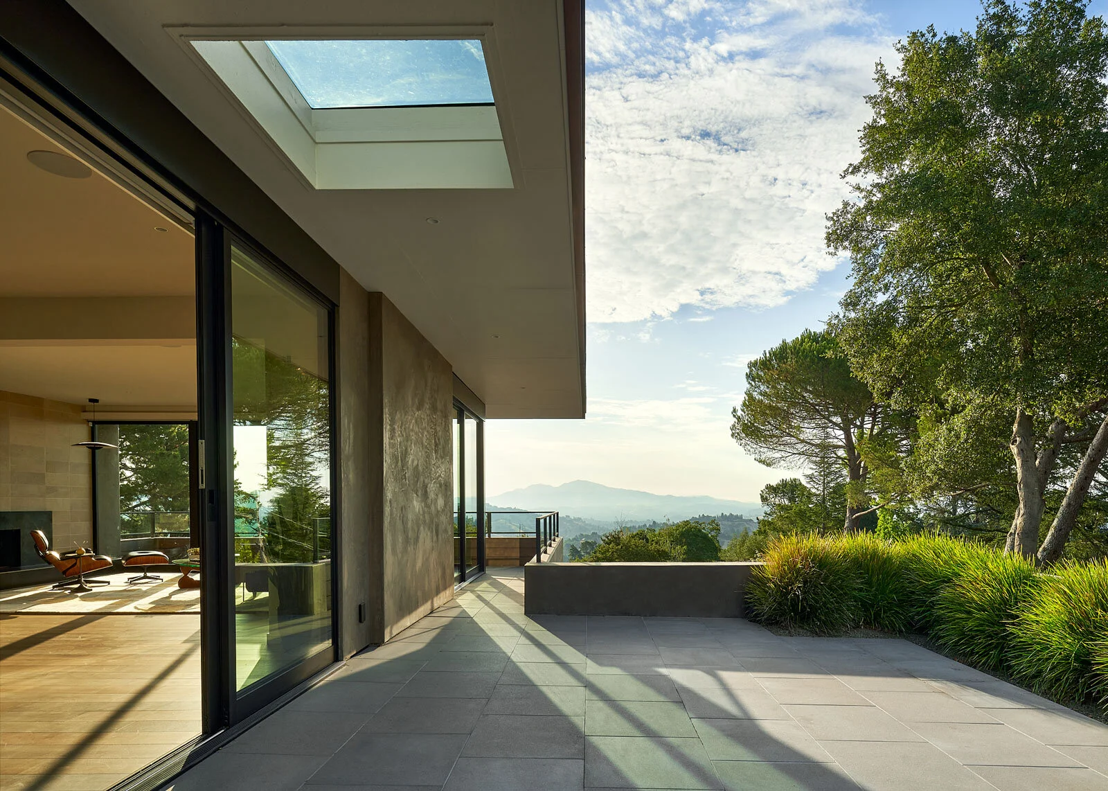 Mid-century modern terrace with view of Mount Diablo in Lafayette, California