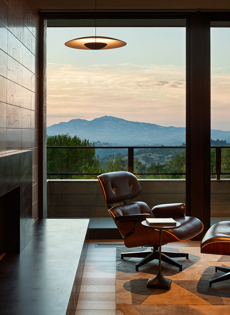 Mid-century modern living room with view of Mount Diablo through Fleetwood doors in Lafayette, California