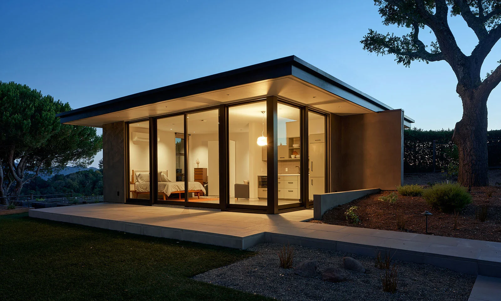 Mid-century-modern guest house with floor to ceiling sliding Fleetwood doors