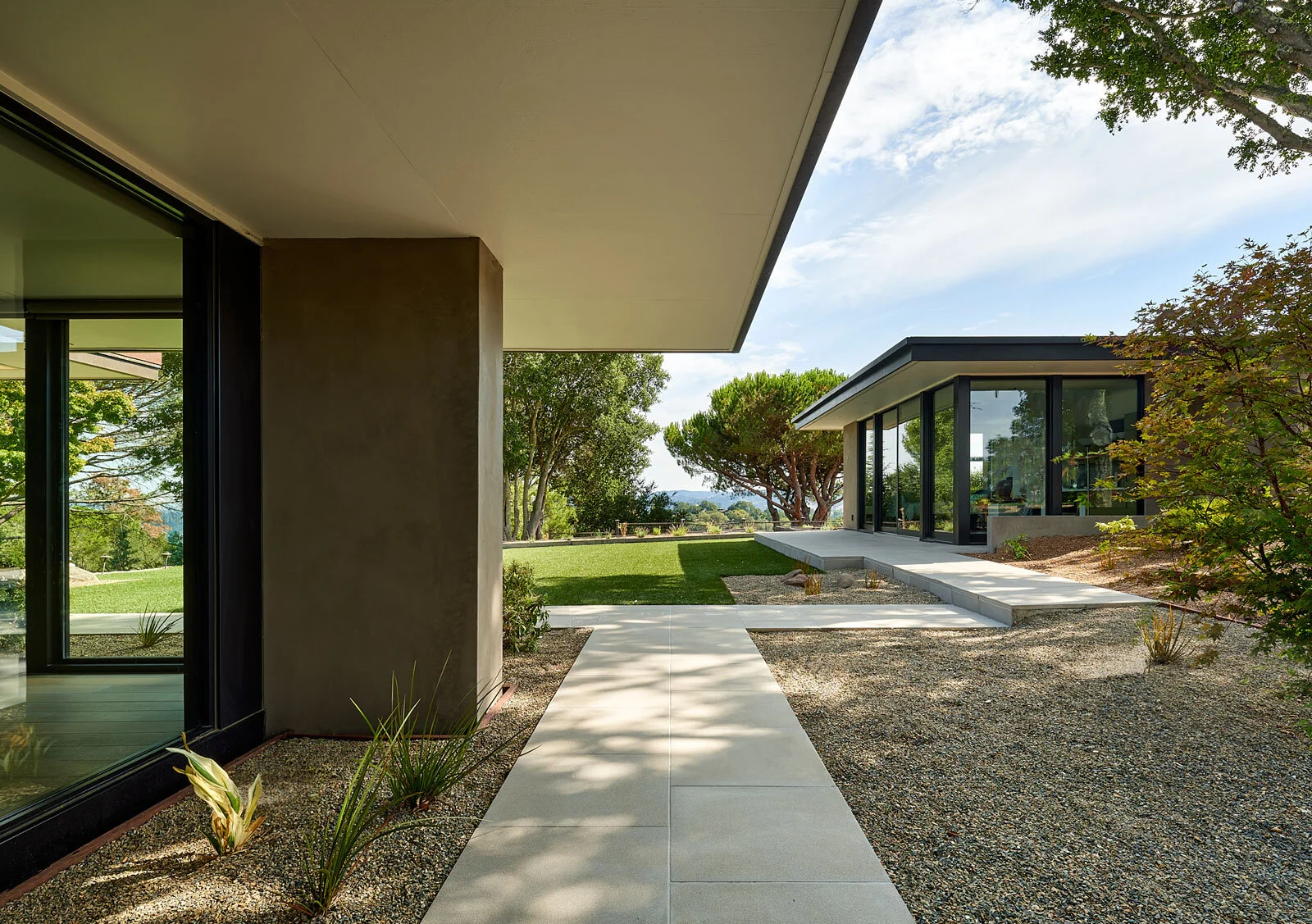 Mid-Century modern main house and guest house with connection to yard in Lafayette, California
