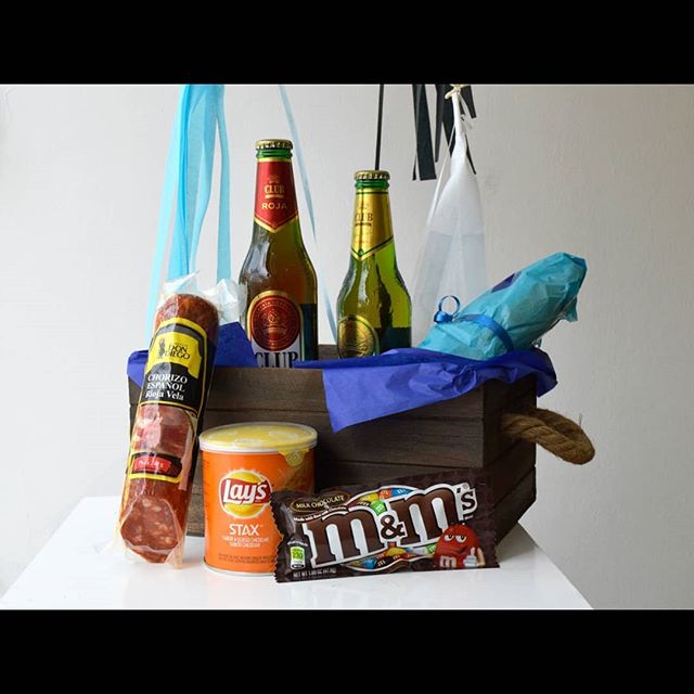 🍻 G I F T &middot; B A S K E T 🎁

Product photo for @globosquito
Father's Day gift basket 👨🏻 Because they deserve the best, always! &hearts;️ lots of love and HAPPY FATHER'S DAY! 📷: @ksw_photography_ .
.
.
.
#productphotography #gift #fathersday