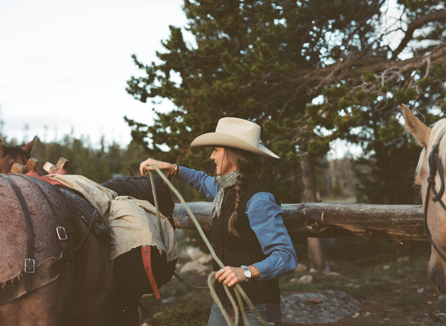 diamond_4_wind_river_mountains_women_in_wyoming_packing_horses.jpg