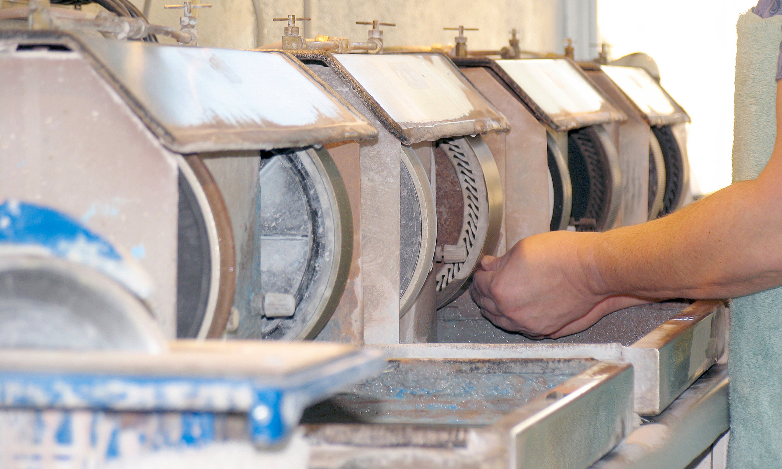 The full grinding, sanding and polishing process uses 8 different diamond wheels with grit sizes ranging from 40 to 100,000.