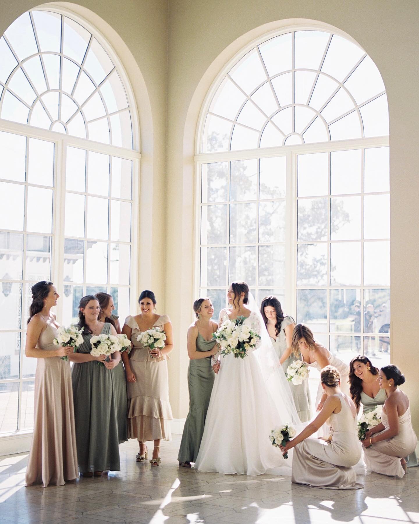 Cristina and her lovely bridesmaids ✨ // @marriageandmimosas @darlinganddaughters @showmeyourmumu @shoprevelry @amiedeckerbeauty @bellabelleshoes @suzanneneville @zoyasatelier