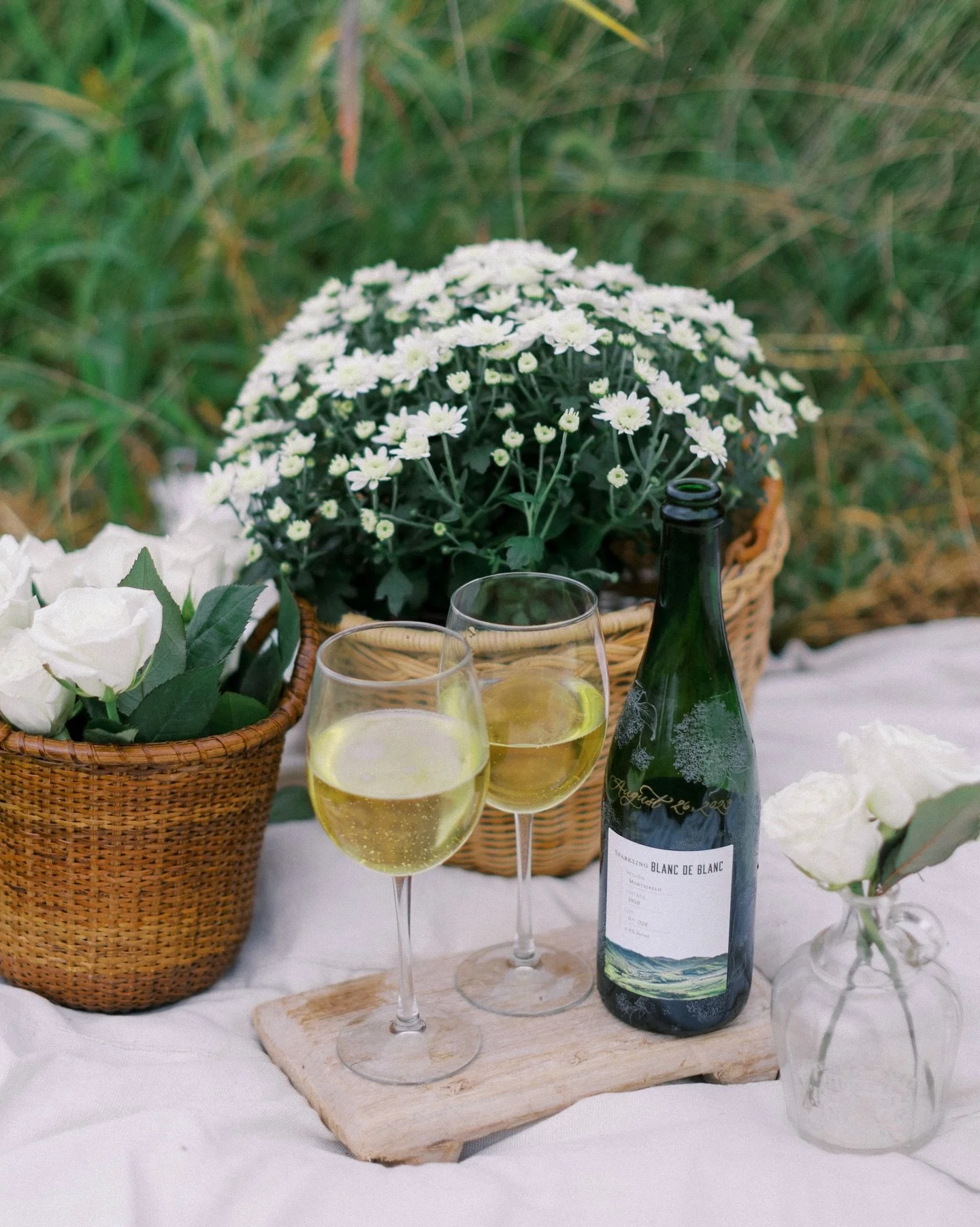 A little champagne inspiration for this Friday! I was doing a pre-engagement session consultation the other day and pulled some sample custom bottles to send to the couple, so figured I&rsquo;d share here too! These make the best addition to photos a