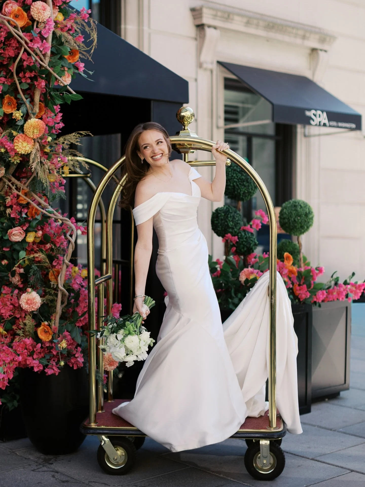Got to kick off spring season with Julie &amp; Ryan&rsquo;s perfect DC day! Congratulations to the Goffs! 🥂💚 // @marriageandmimosas @hotelwashingtondc @lalmoyadesign @makeupbyanab @contentbyliz_ @rockcreekstrings @selecteventgroup @dceventrentals @