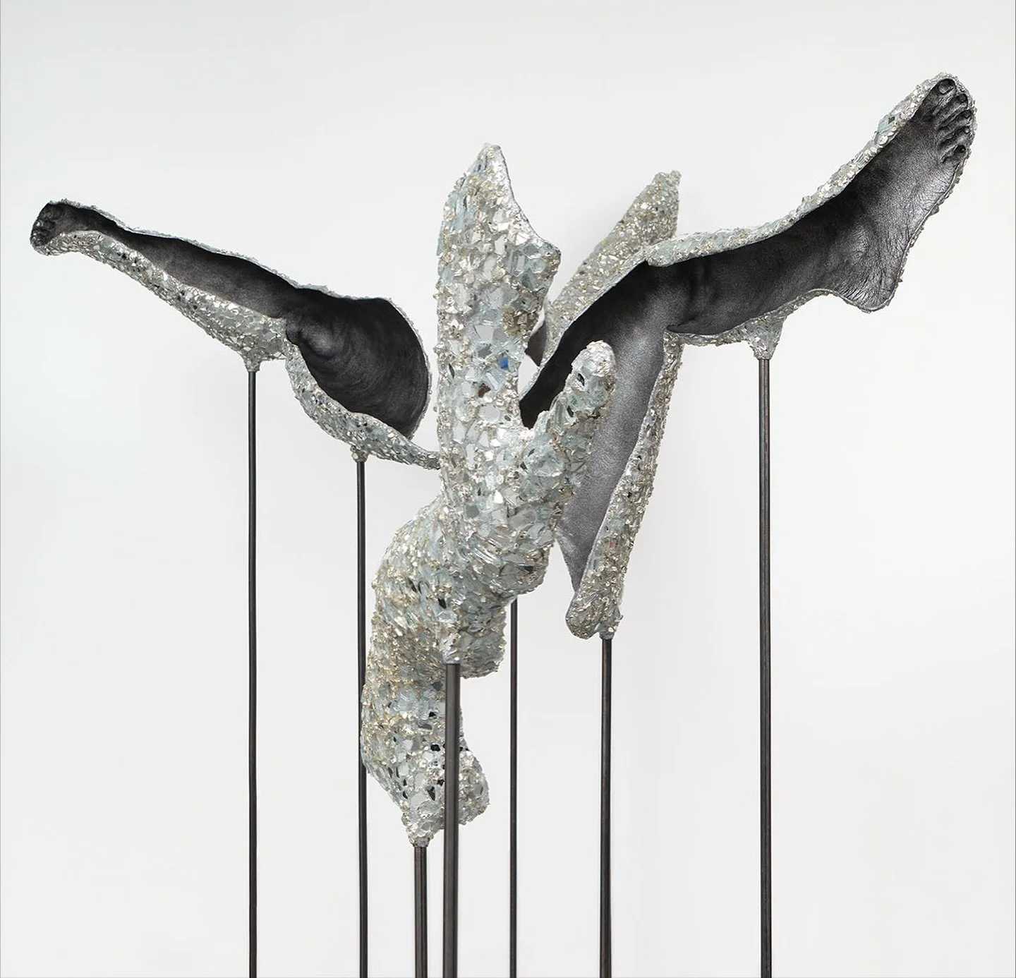 Happy to share more new work that recently debuted at @estherschippergallery Seoul: 𝑪𝒉𝒐𝒓𝒆𝒐𝒈𝒓𝒂𝒑𝒉𝒚 𝒇𝒐𝒓 𝑫𝒊𝒗𝒊𝒏𝒆 𝑻𝒓𝒂𝒏𝒔𝒊𝒕𝒊𝒐𝒏𝒔 (𝑮𝒆𝒔𝒕𝒖𝒓𝒆𝒔) is an ongoing series of sculptural fragments or 𝑮𝒆𝒔𝒕𝒖𝒓𝒆𝒔 that I&rsquo;m