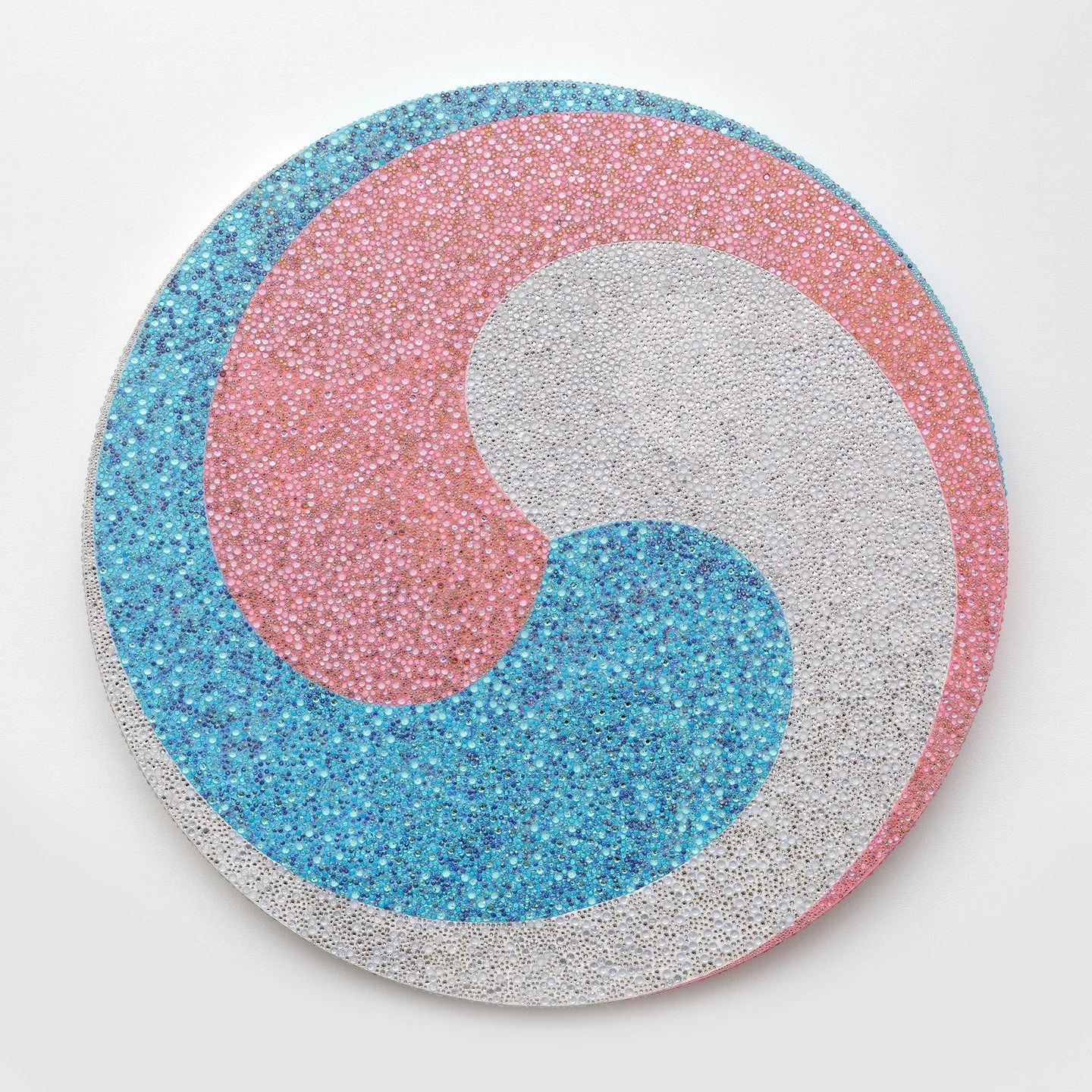 I recently had the unique opportunity to show this piece 𝓣𝓻𝓪𝓷𝓼 삼태극 in a show up RN at @estherschippergallery in Seoul. The 삼태극 or tri-yin-yang is an ancient Korean symbol of cosmic flow of earth, heaven, and humanity that still adorns objects of