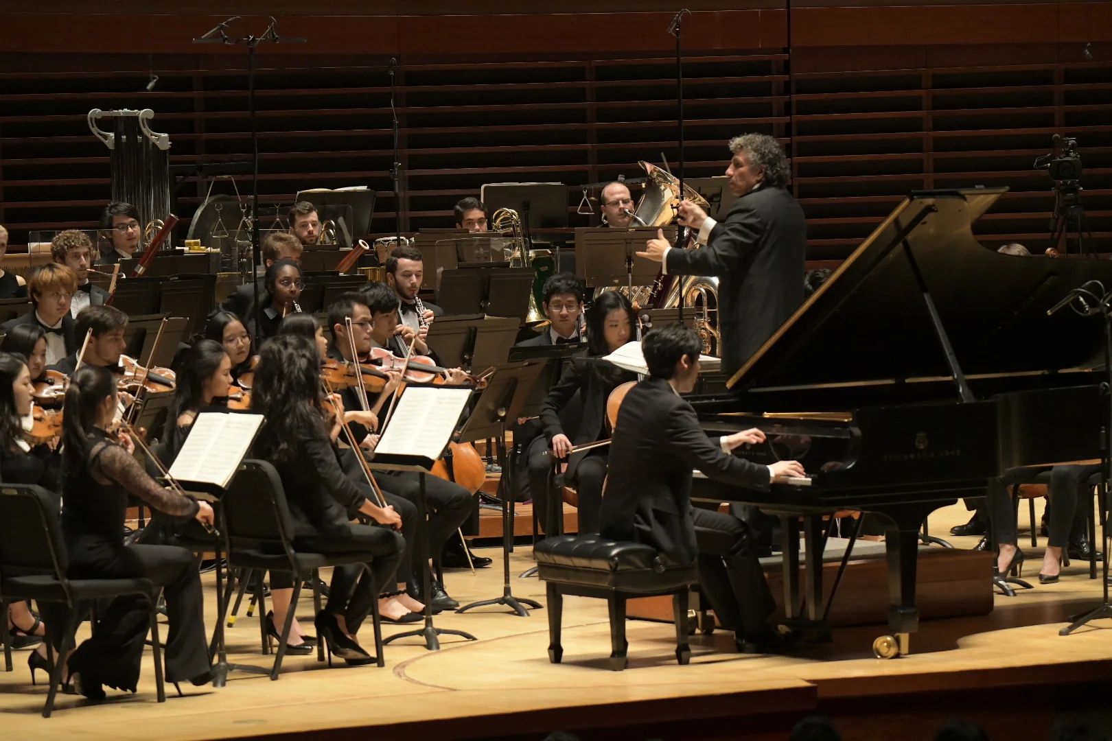 "A Dazzling Celebration:" Giancarlo Guerrero Conducts the Curtis Symphony Orchestra