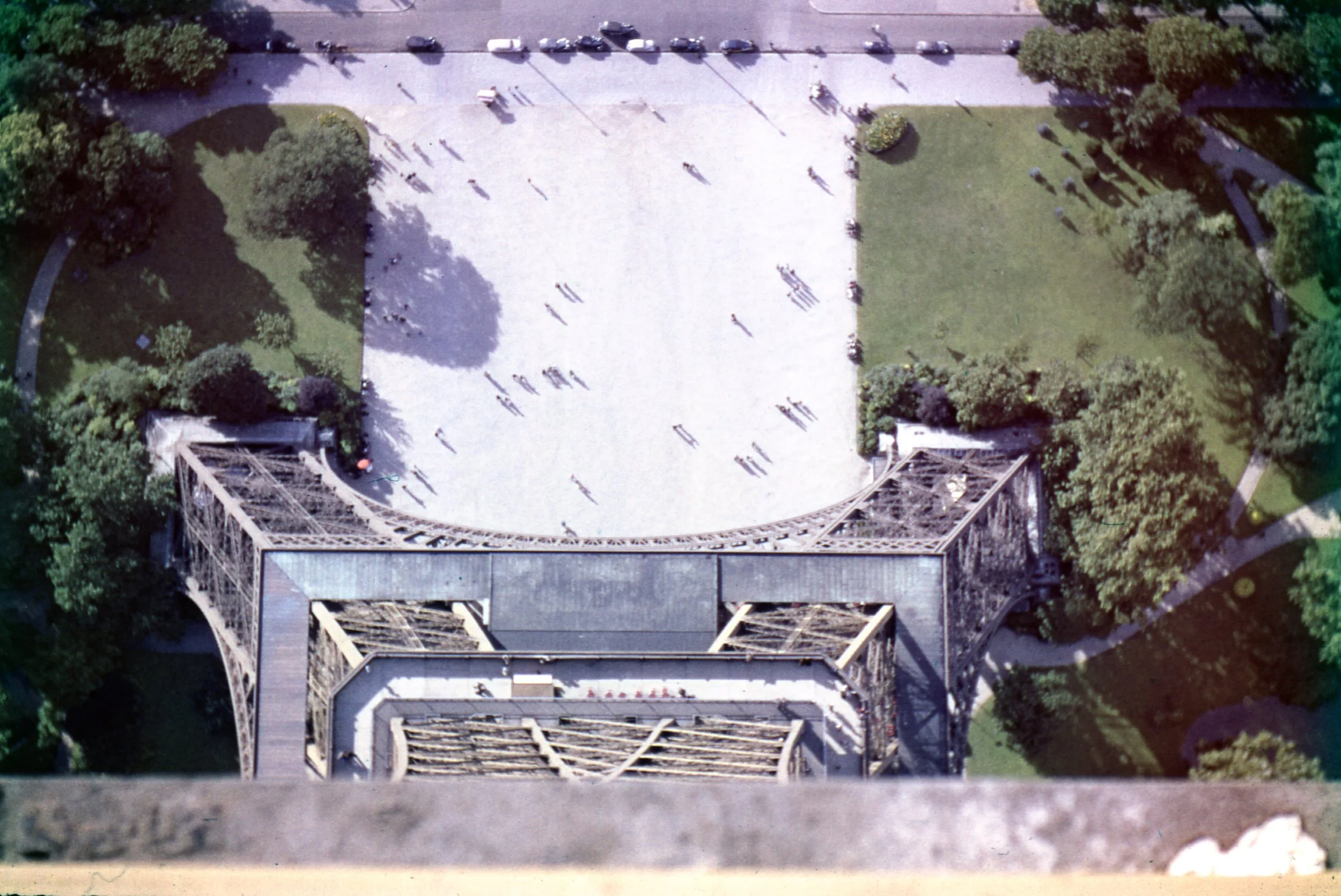 top_of_eiffel1.jpg