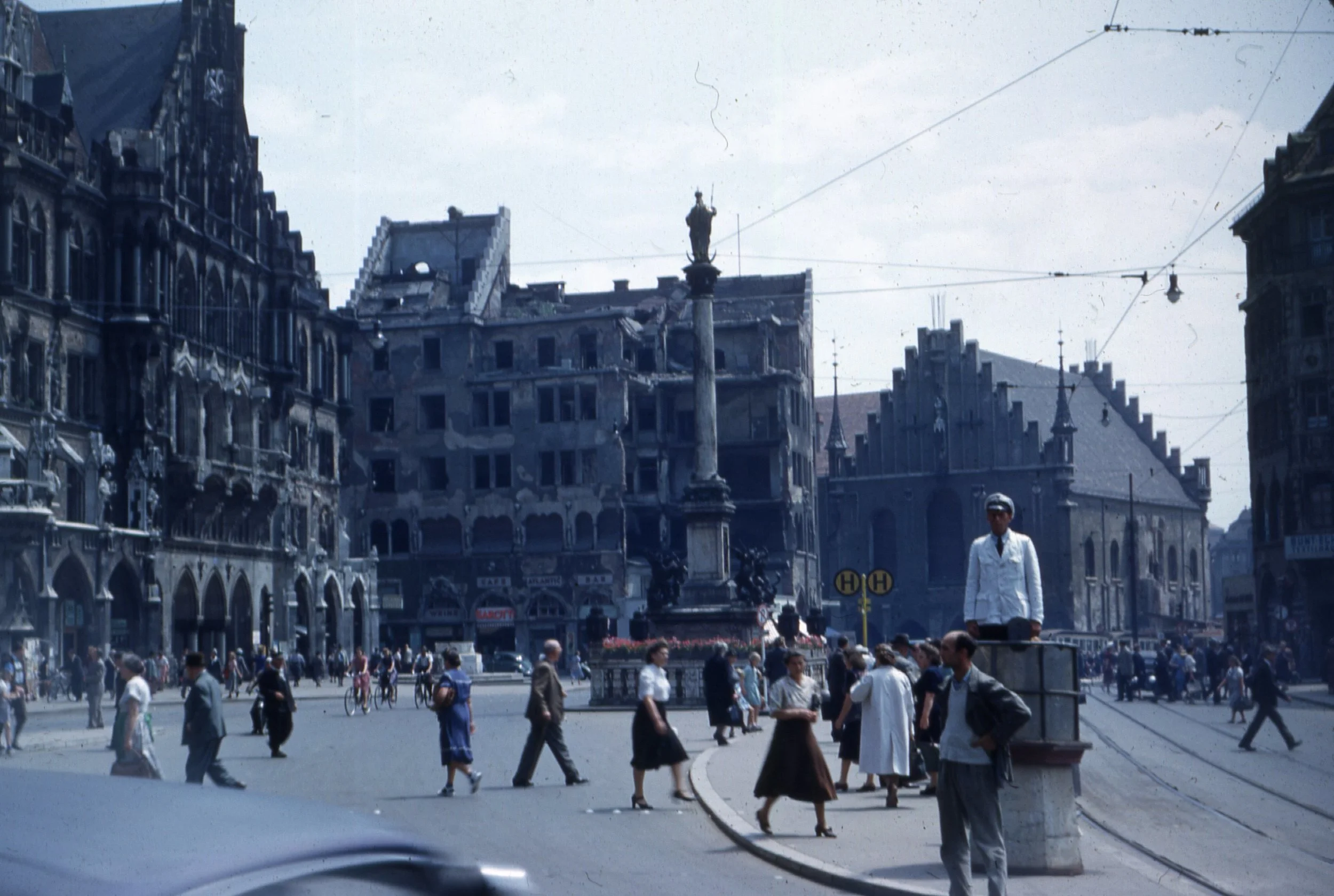 Mariensaule_Outside_City_Hall.jpg