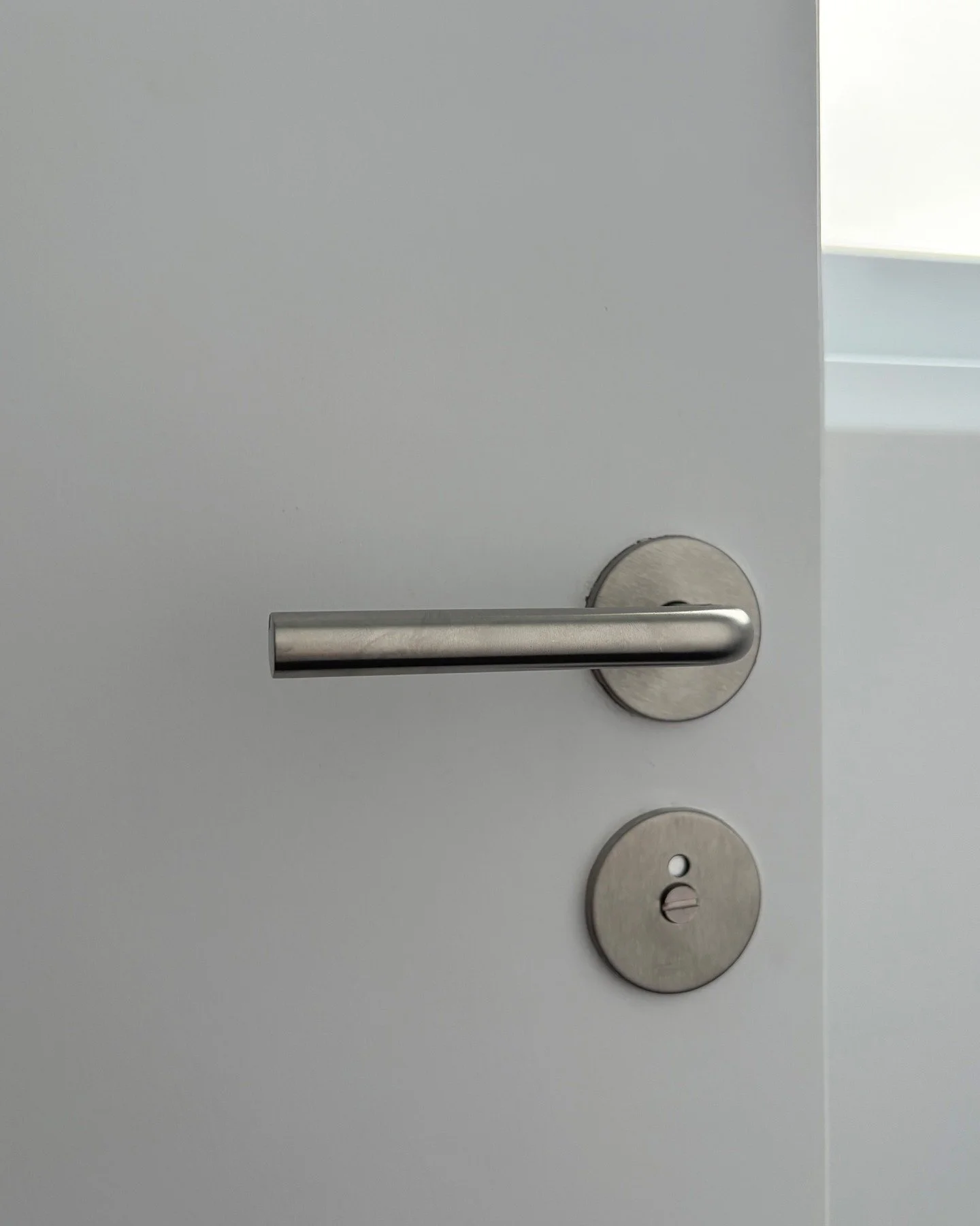 …
d line Door Hardware

Danish architect Arne Jacobsen #ArneJacobsen designed these door handles in 1956 for the SAS Royal Hotel in Copenhagen (now the Radisson Collection Royal Hotel). Their gentle curves fit perfectly in the hand, representing a perfect blend of form and function.During this era (the 1950s), Arne Jacobsen also designed his iconic organic-shaped furniture, such as the Egg Chair and the Swan Chair, which brought him widespread recognition beyond Denmark. The organic curves of the AJ lever handle echo the style of these famous furniture pieces. Currently, this