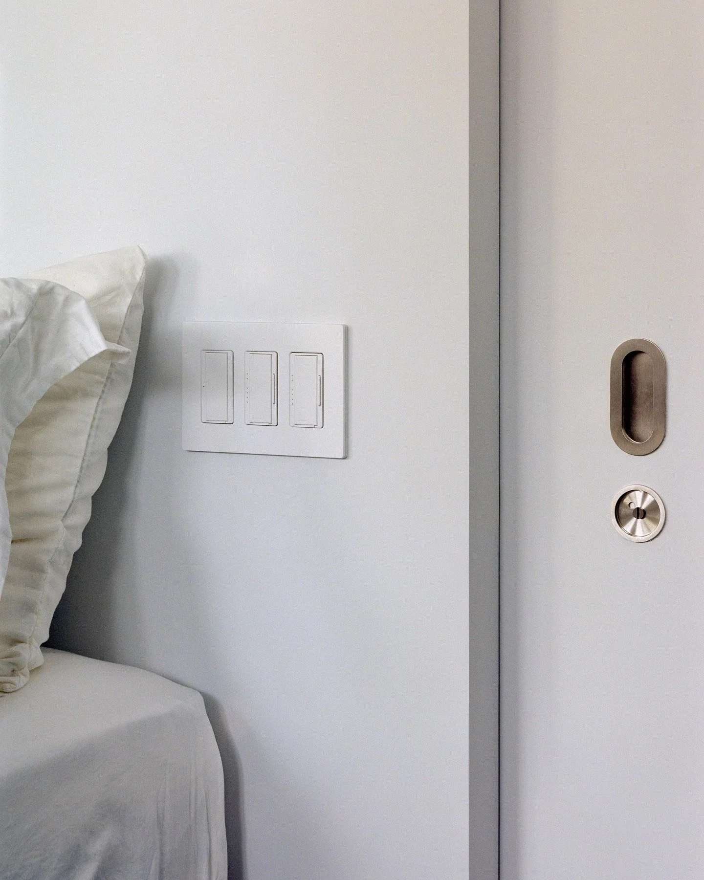 …
Indirect Lighting and Dimmers

A generation or two ago, when we thought about interior lighting design, we instinctively assumed that a space needed one large light fixture in the center or a few (always an even number) of downward-facing recessed lights to directly illuminate the entire space. So, a large light in the living room, a large light over the dining table, four recessed lights above a double bed in the bedroom, and so on. Today’s lighting design is gradually moving away from this intuitive approach and turning to indirect lighting. Why?

There is a very important principle in lighting design: the light source should not be directly visible, as this is very uncomfortable. Just as we easily find sunlight glaring under the scorching sun and want to wear sunglasses when going out to make our eyes more comfortable, indirect lighting avoids the possibility of users staring directly at the light source, thereby enhancing visual