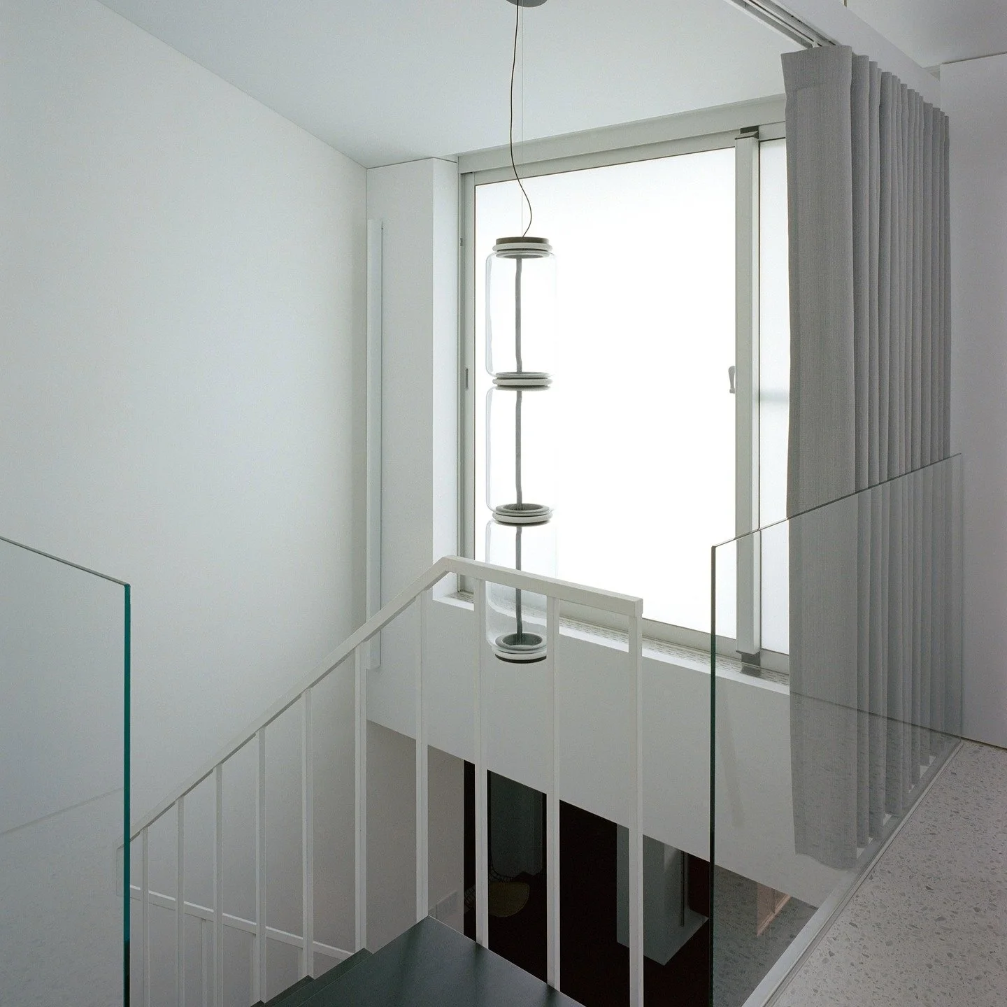 …
Last time we discussed indoor lighting design; this time, let’s talk about natural daylight

In residential spaces within major cities, unless regulations strictly mandate minimum daylight hours, it’s easy for high population density and housing market demands to result in inadequate or insufficient natural lighting. This is often due to a lack of windows, buildings being too close to one another, or nearby high-rise structures blocking most of the sunlight throughout the day

In urban living spaces with such challenging conditions, it’s nearly impossible to ensure that every room receives good natural light. Consequently, one often has to sacrifice the bathroom, kitchen, dining room, or even guest rooms, reserving all windows for the living room, master bedroom, or the bathroom within the master bedroom.

Bringing natural light into a living space has always been my